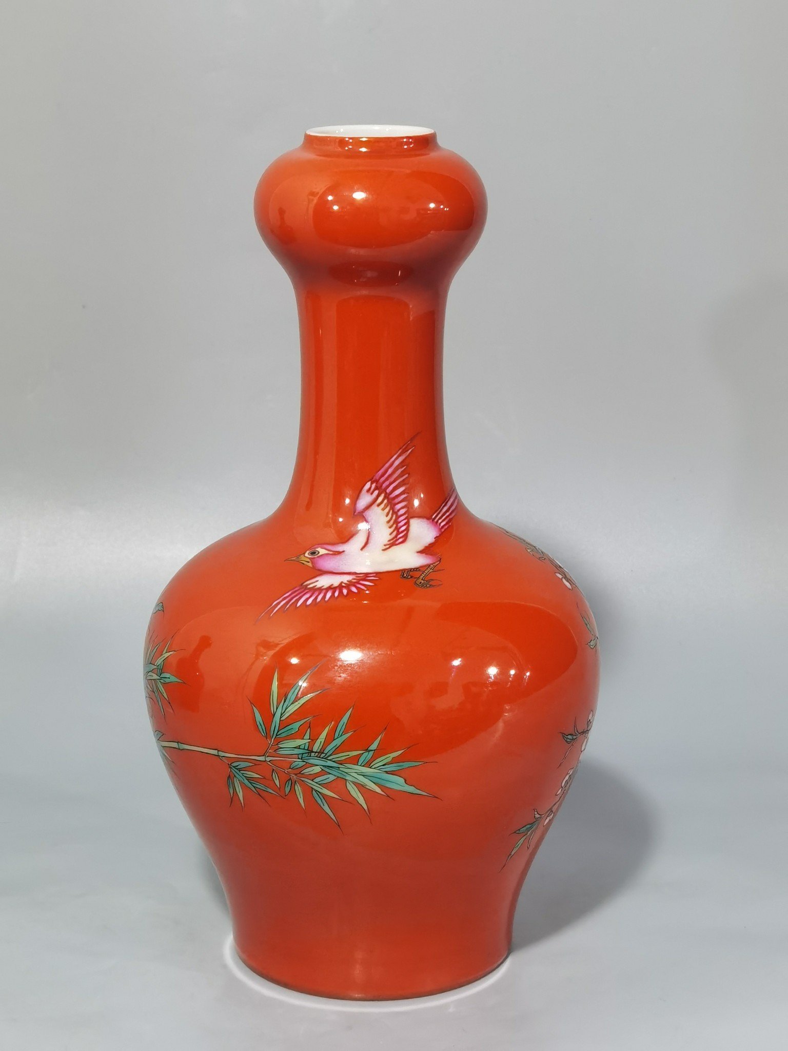 Qing Dynasty Yongzheng coral red ground pastel flower and bird garlic vase