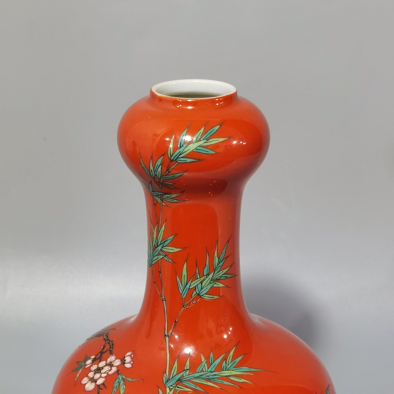Qing Dynasty Yongzheng coral red ground pastel flower and bird garlic vase
