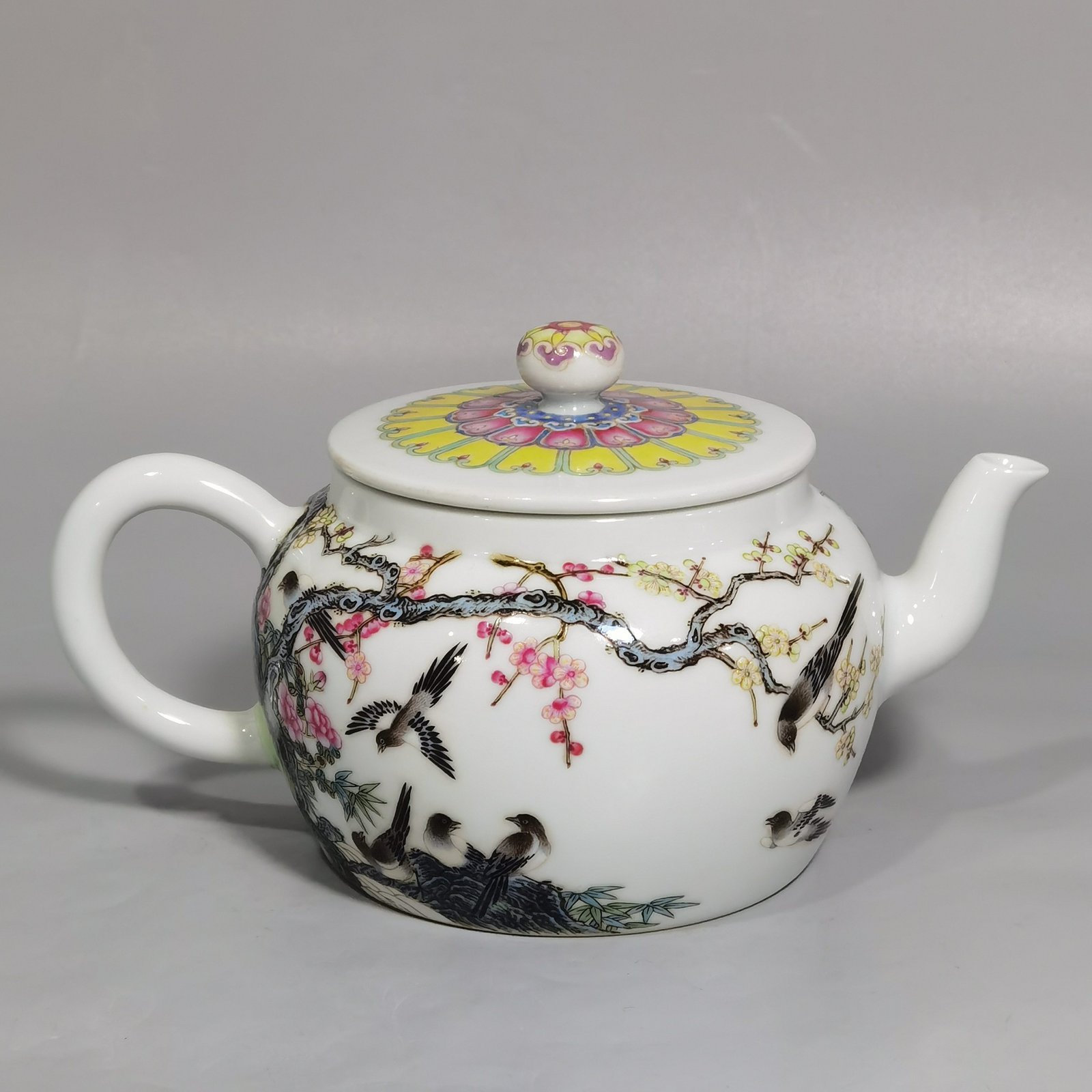 Qing Dynasty Yongzheng Enamel Twelve Magpies Climbing Plum Blossom Pattern Holding Pot