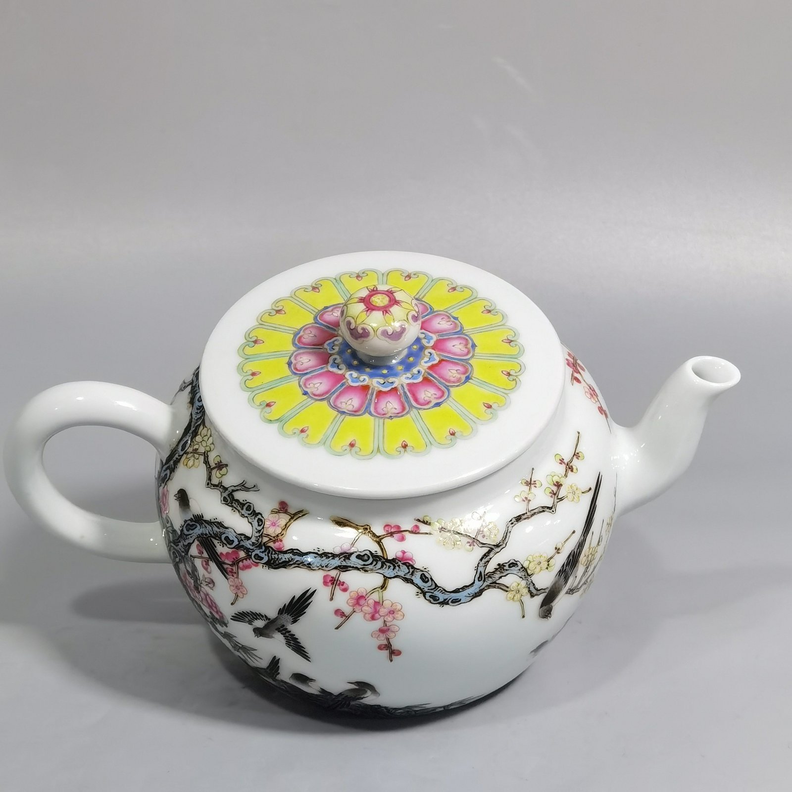 Qing Dynasty Yongzheng Enamel Twelve Magpies Climbing Plum Blossom Pattern Holding Pot