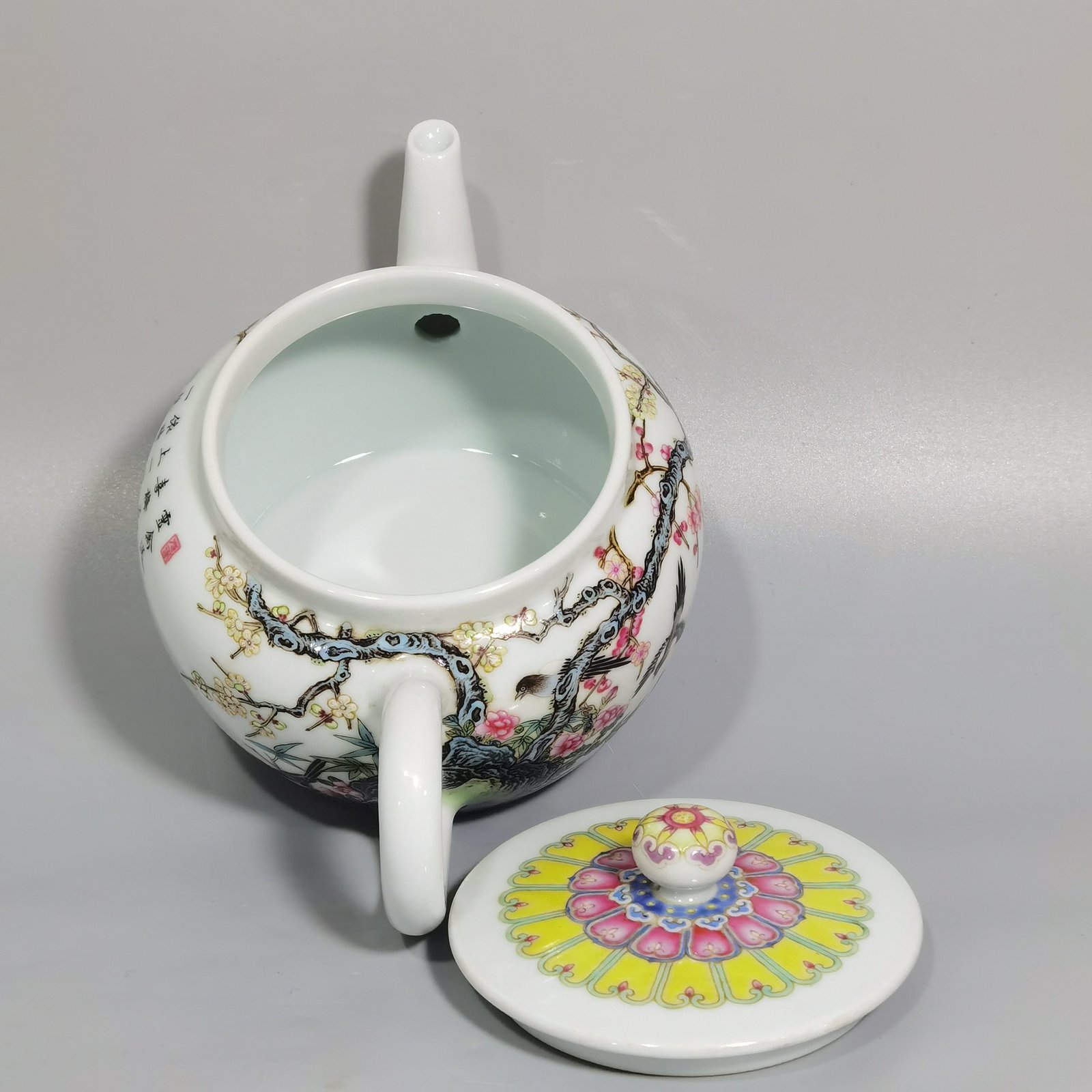 Qing Dynasty Yongzheng Enamel Twelve Magpies Climbing Plum Blossom Pattern Holding Pot