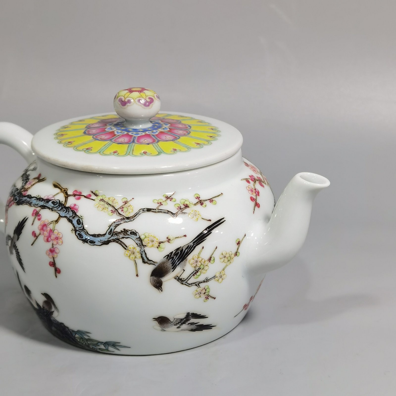 Qing Dynasty Yongzheng Enamel Twelve Magpies Climbing Plum Blossom Pattern Holding Pot