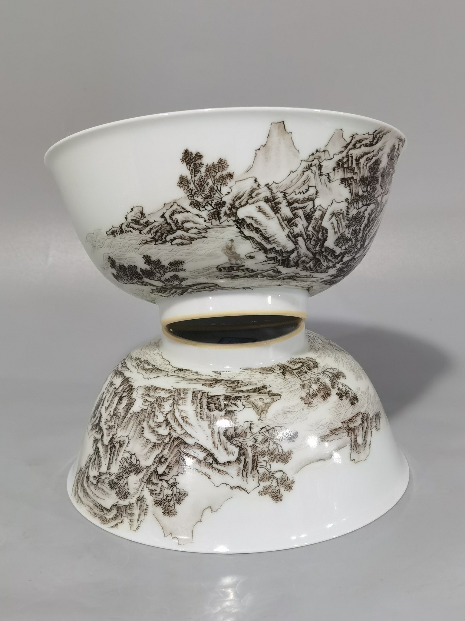 Qing Dynasty Yongzheng A pair of enamel and ink landscape and figure bowls