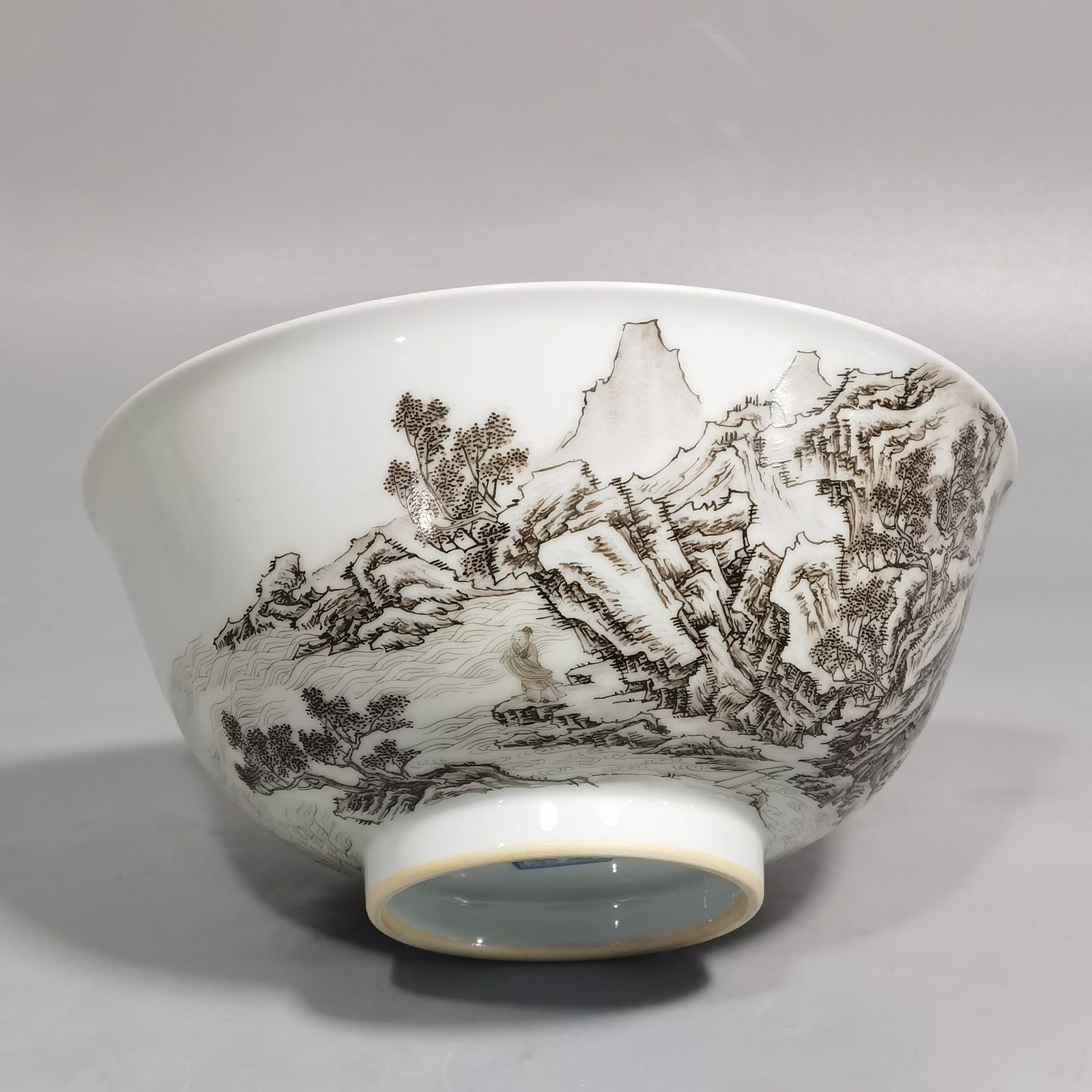 Qing Dynasty Yongzheng A pair of enamel and ink landscape and figure bowls