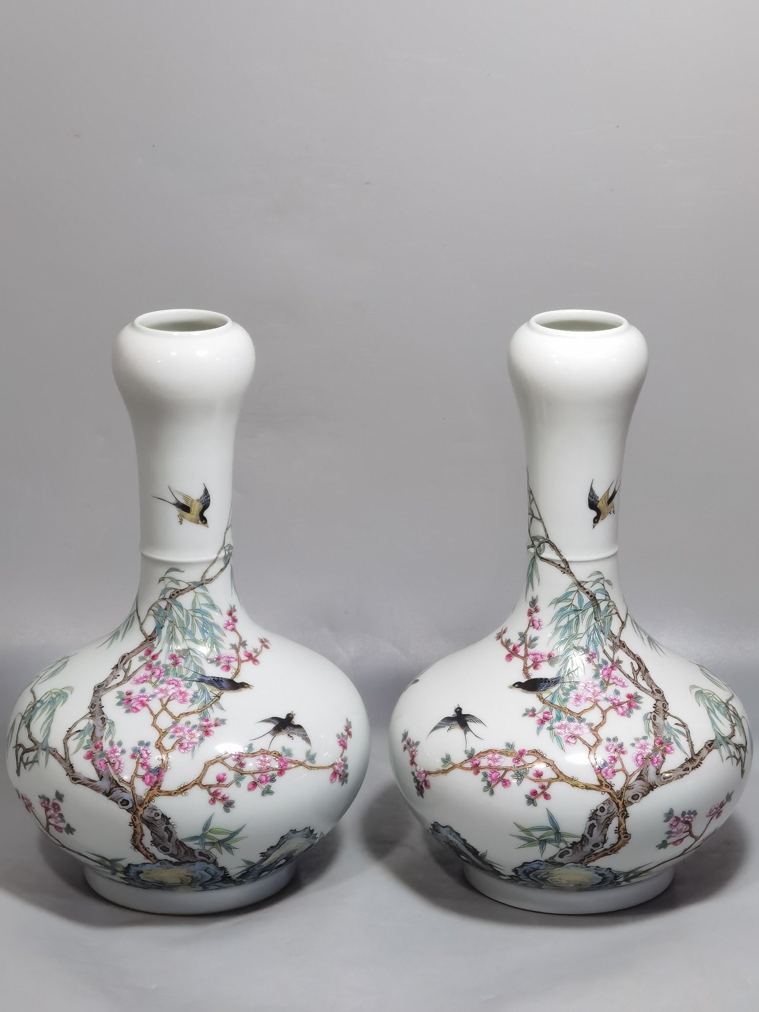 Qing Dynasty Yongzheng A pair of enamel garlic bottles with Spring Swallows pattern