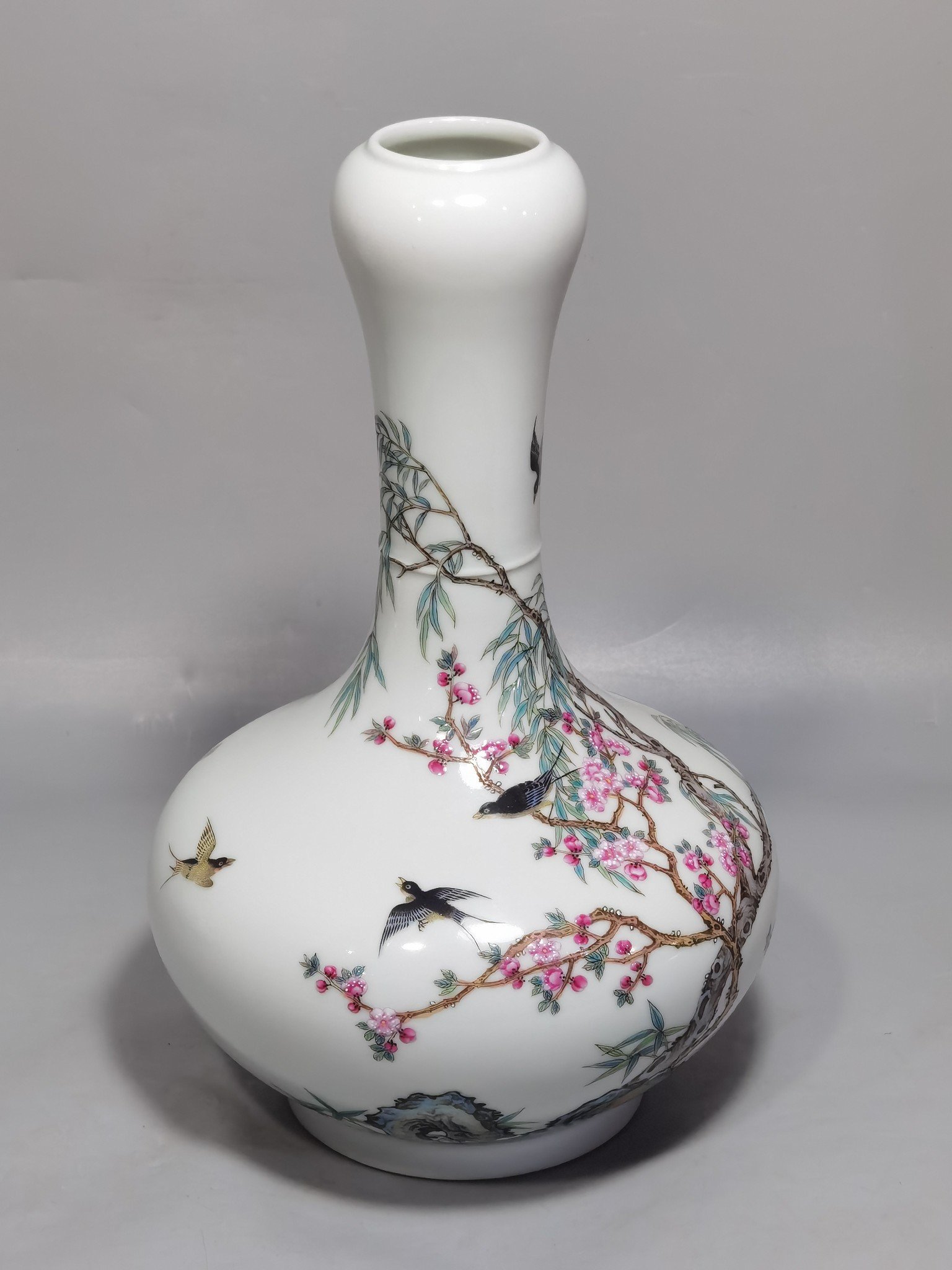 Qing Dynasty Yongzheng A pair of enamel garlic bottles with Spring Swallows pattern