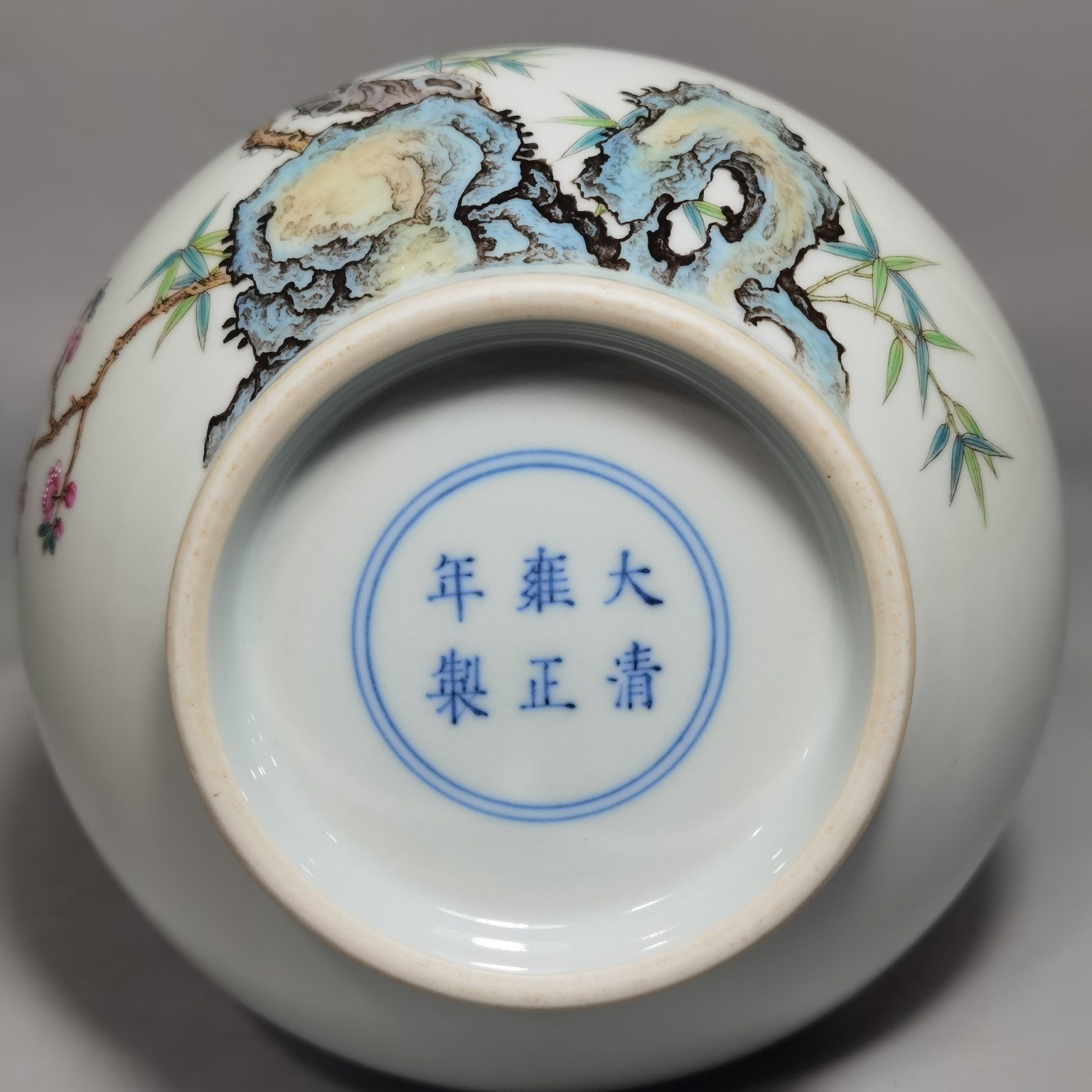 Qing Dynasty Yongzheng A pair of enamel garlic bottles with Spring Swallows pattern