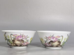 Qing Dynasty Yongzheng A pair of enamel Ganoderma lucidum and narcissus tea balls