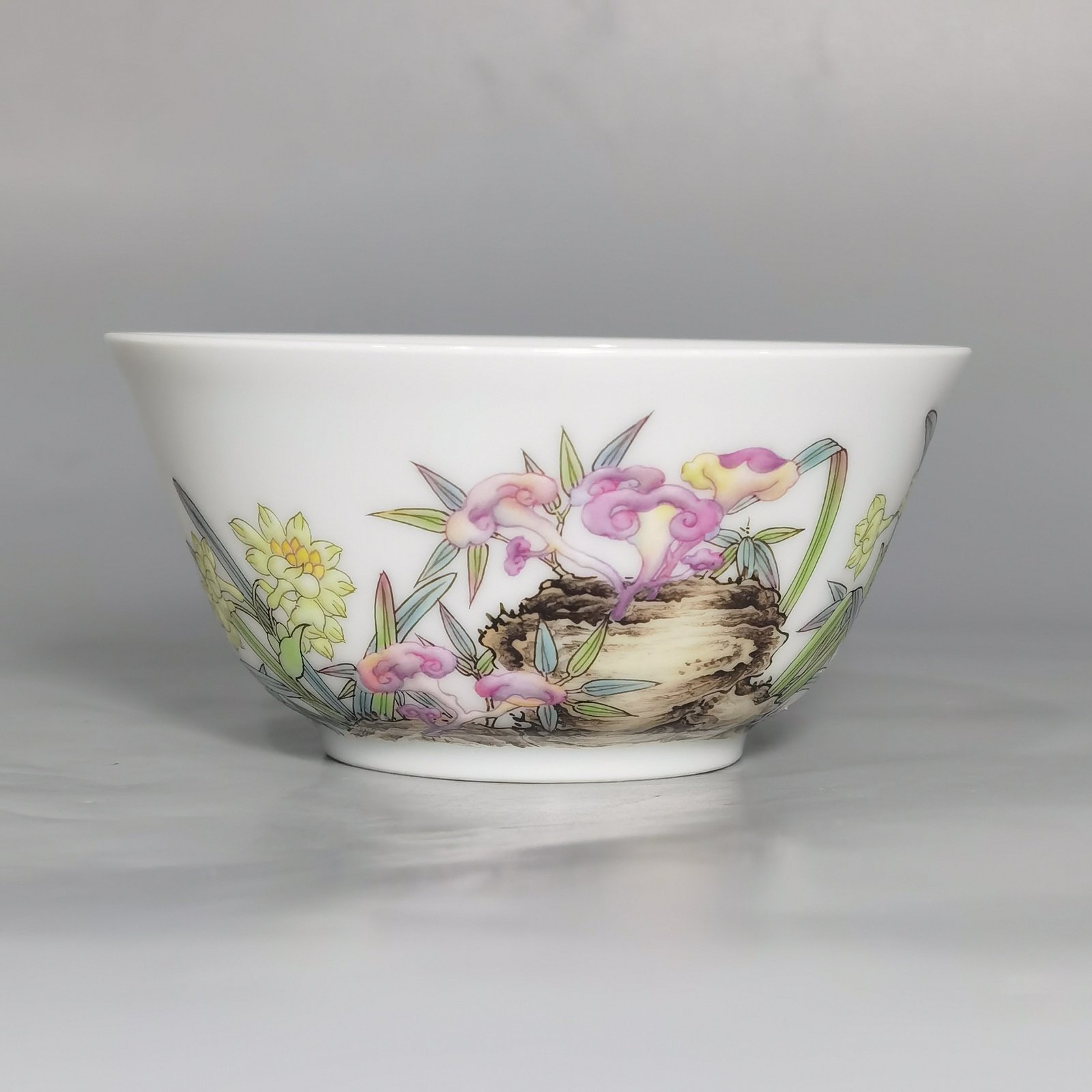 Qing Dynasty Yongzheng A pair of enamel Ganoderma lucidum and narcissus tea balls