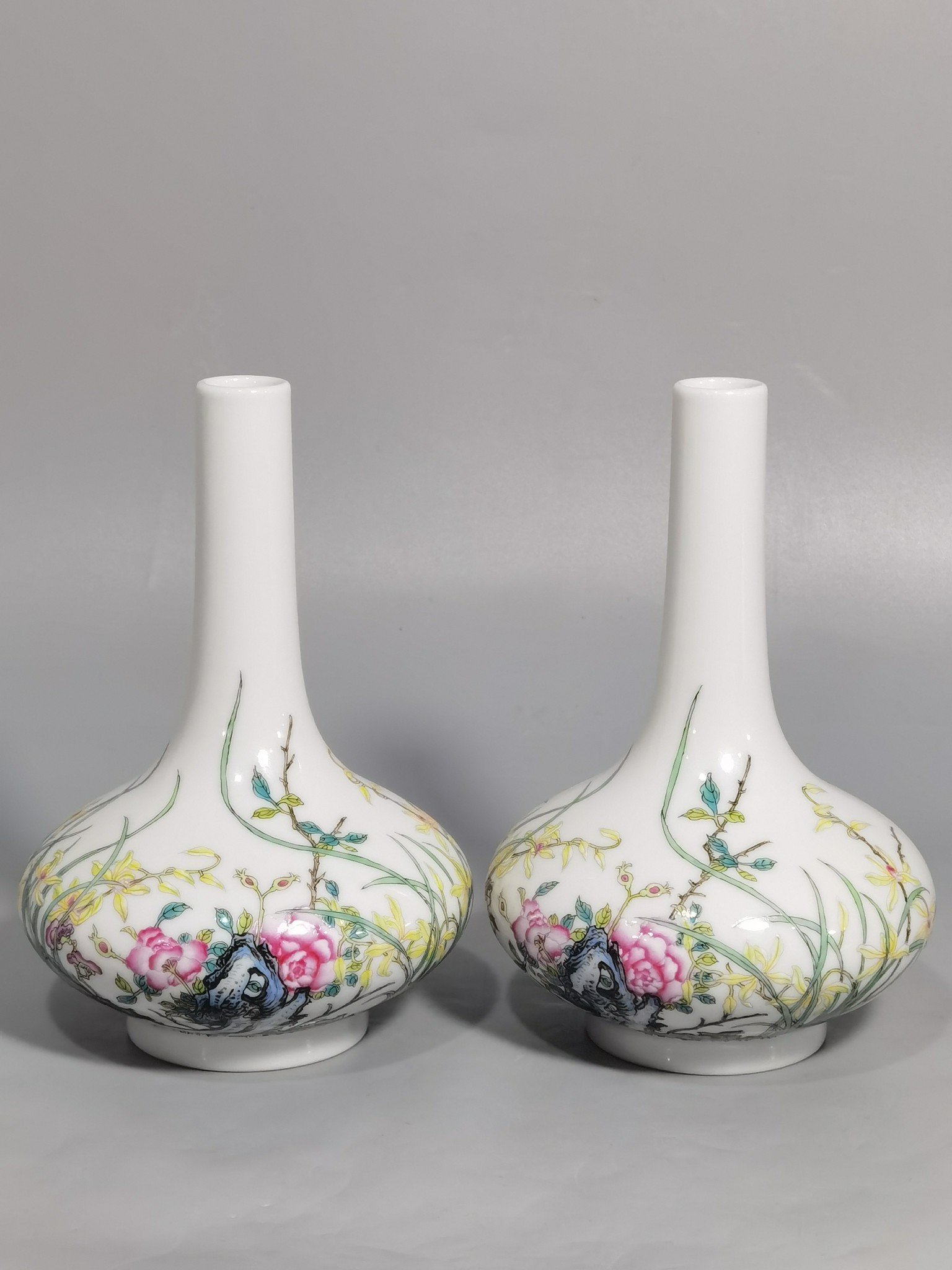 Qing Dynasty Yongzheng enamel vase with Ganoderma lucidum and narcissus flower pattern