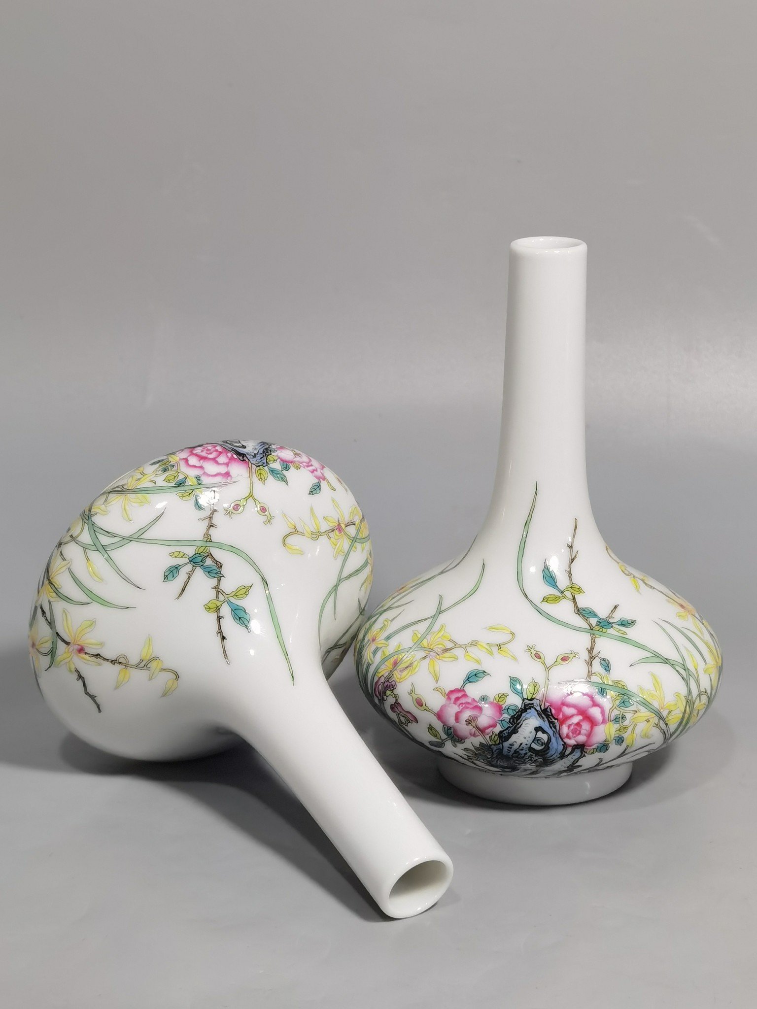 Qing Dynasty Yongzheng enamel vase with Ganoderma lucidum and narcissus flower pattern