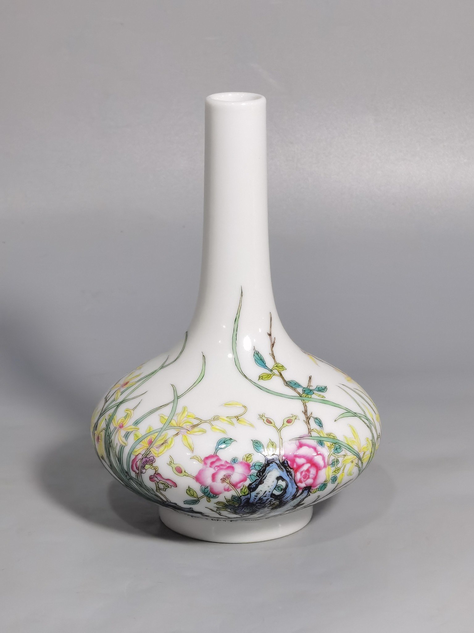 Qing Dynasty Yongzheng enamel vase with Ganoderma lucidum and narcissus flower pattern