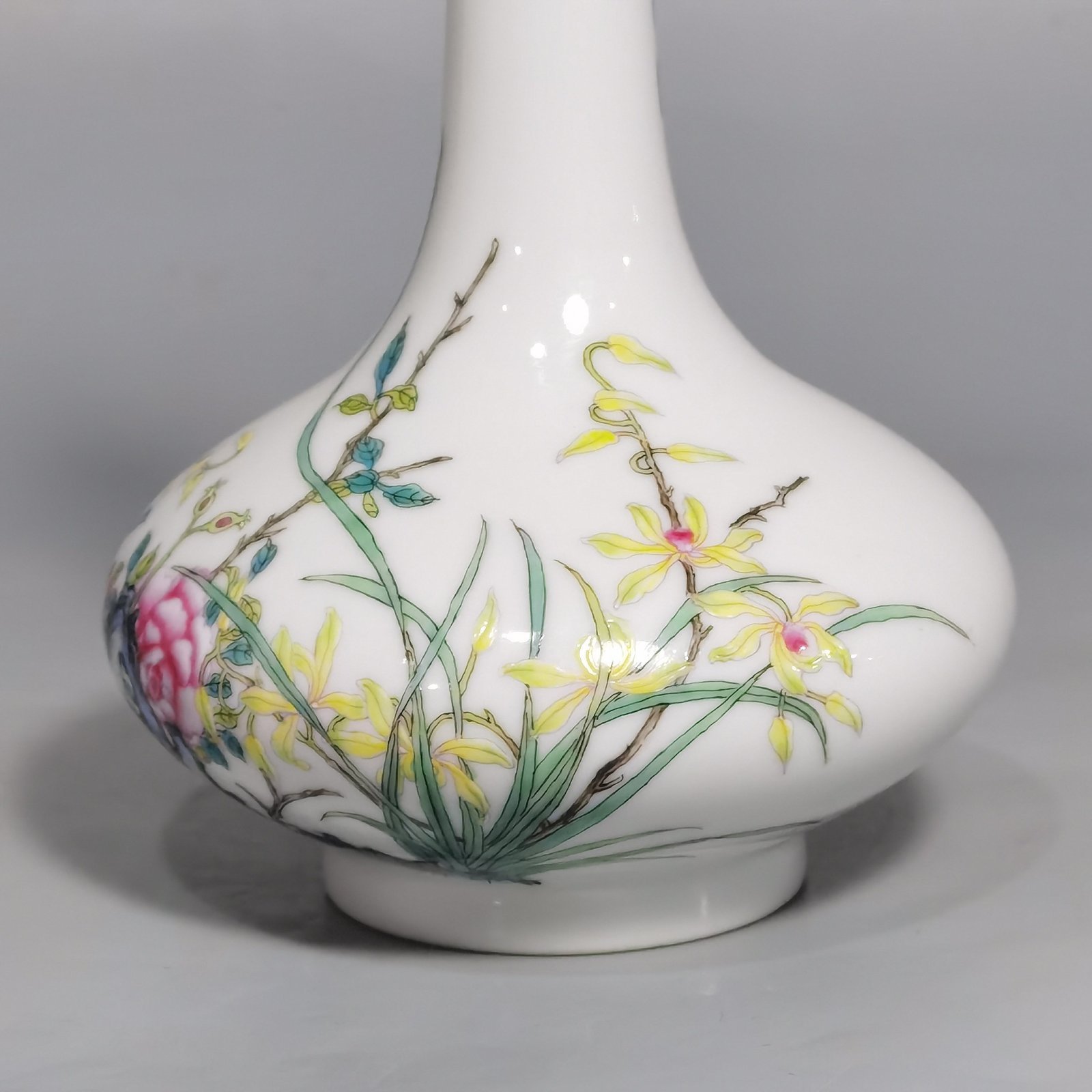Qing Dynasty Yongzheng enamel vase with Ganoderma lucidum and narcissus flower pattern