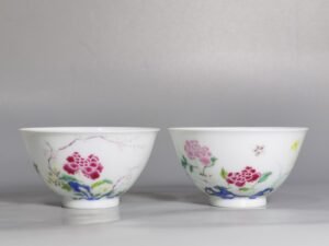 Qing Dynasty Yongzheng a pair of enamel peony flowers with dragon patterns carved inside