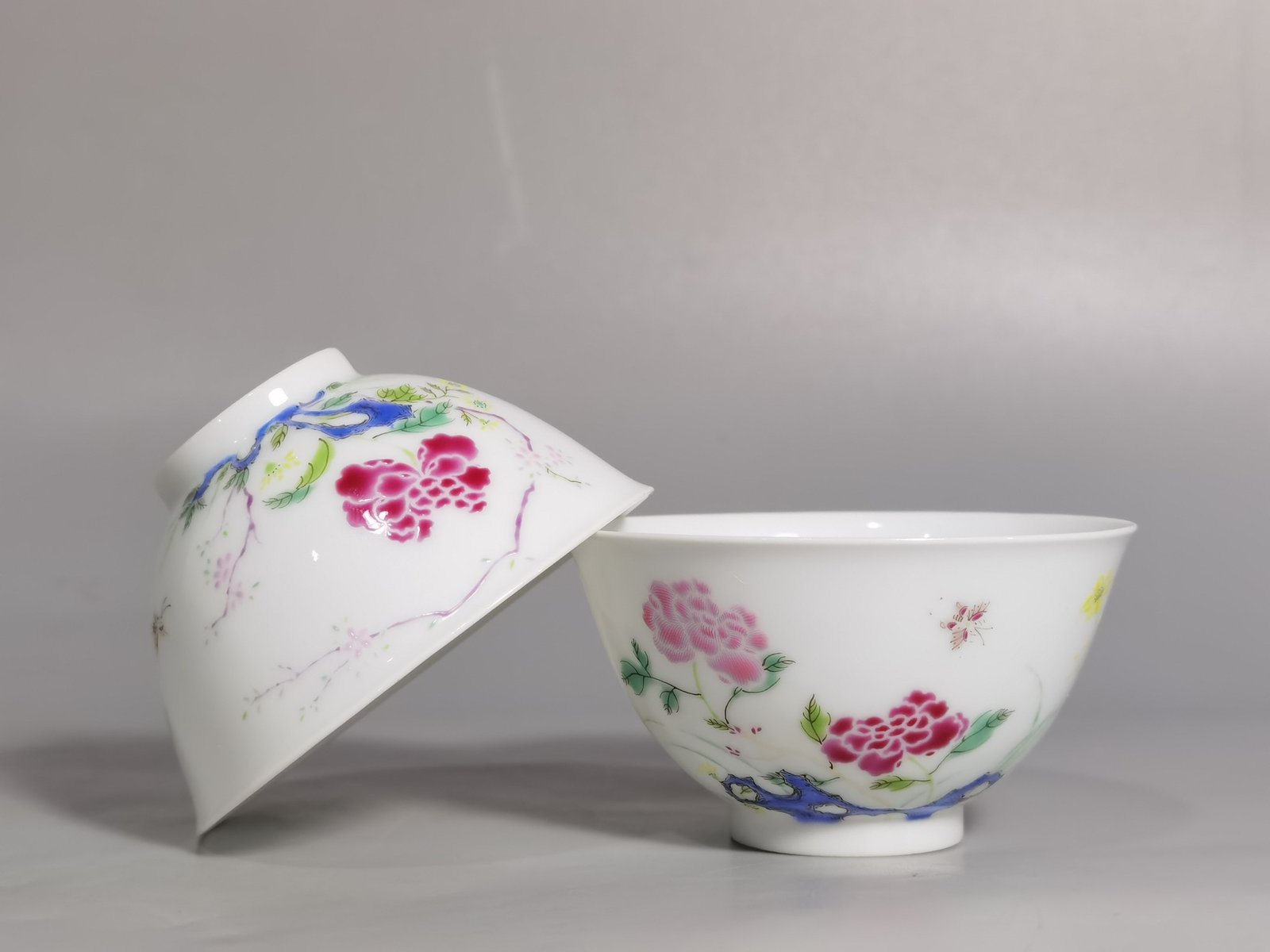 Qing Dynasty Yongzheng a pair of enamel peony flowers with dragon patterns carved inside