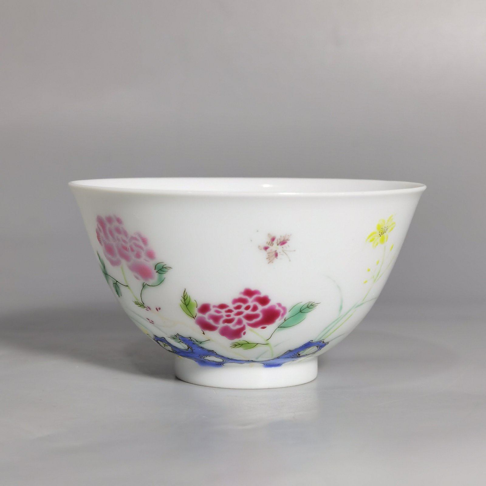 Qing Dynasty Yongzheng a pair of enamel peony flowers with dragon patterns carved inside