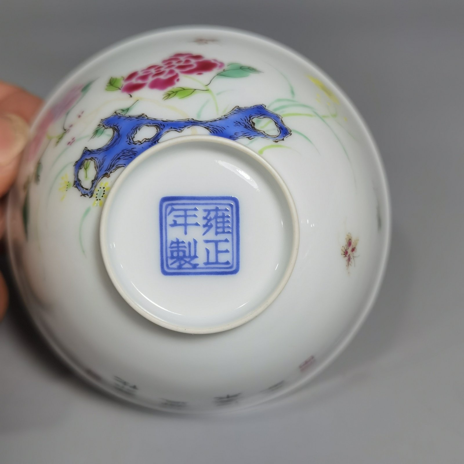 Qing Dynasty Yongzheng a pair of enamel peony flowers with dragon patterns carved inside