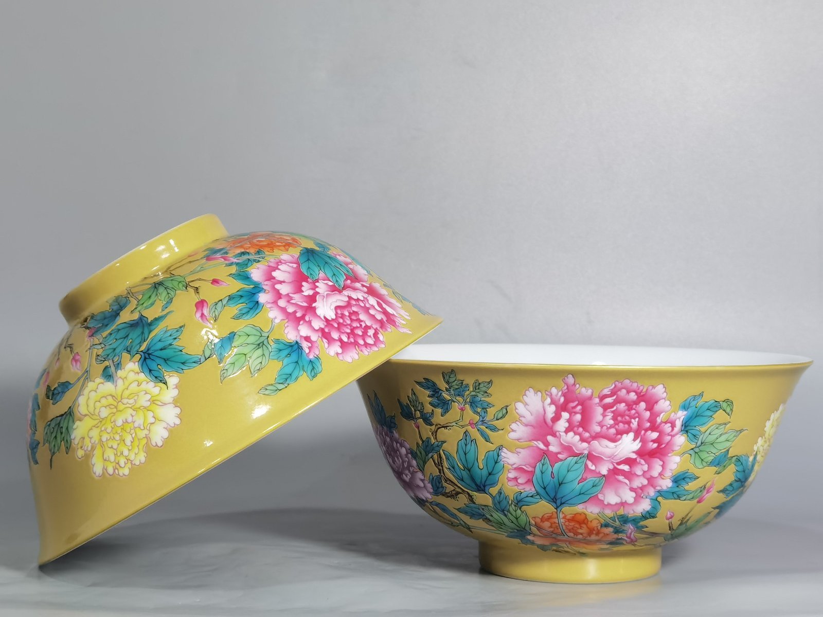Qing Dynasty Yongzheng enamel beige glazed peony flower bowl