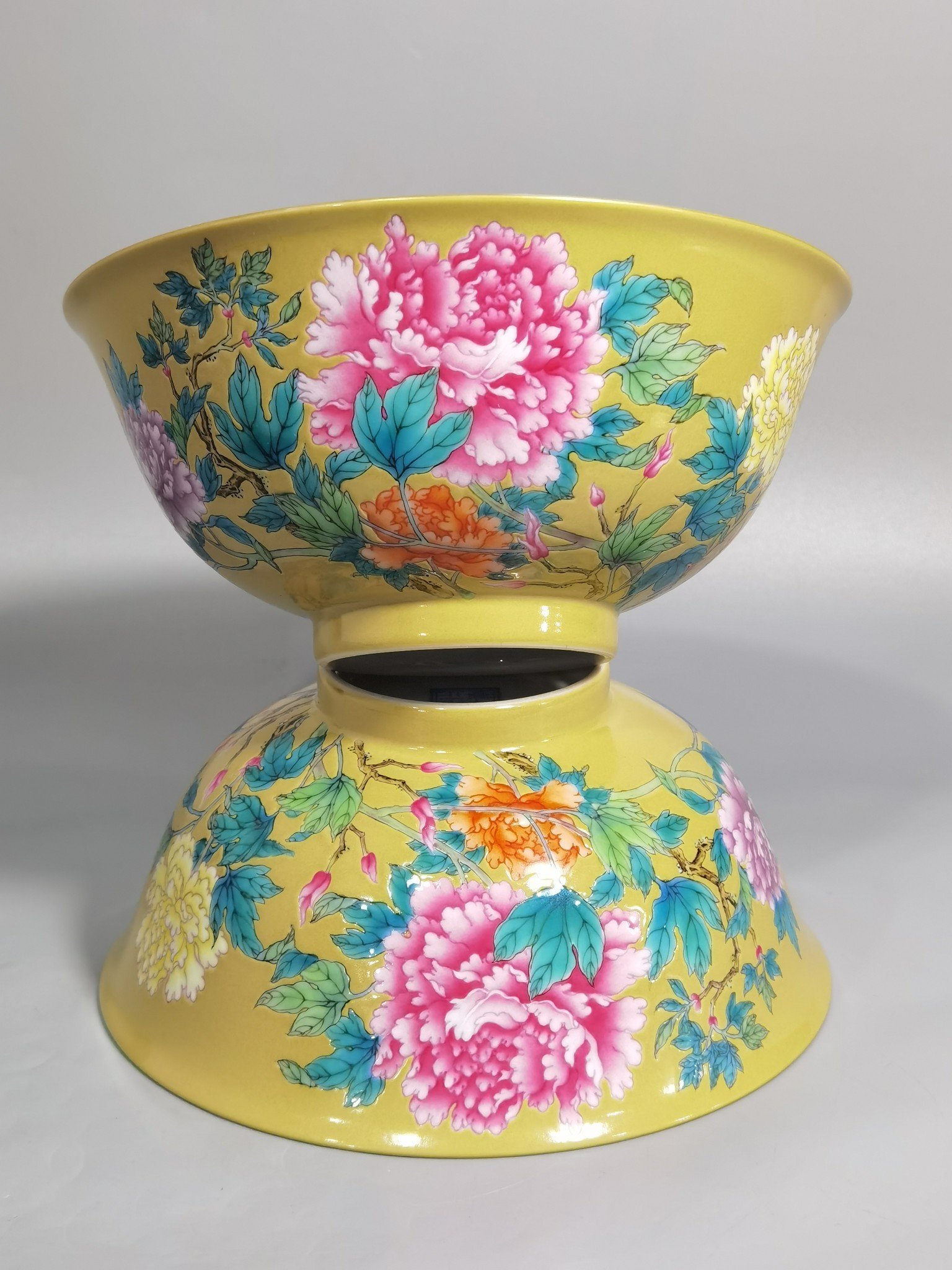 Qing Dynasty Yongzheng enamel beige glazed peony flower bowl