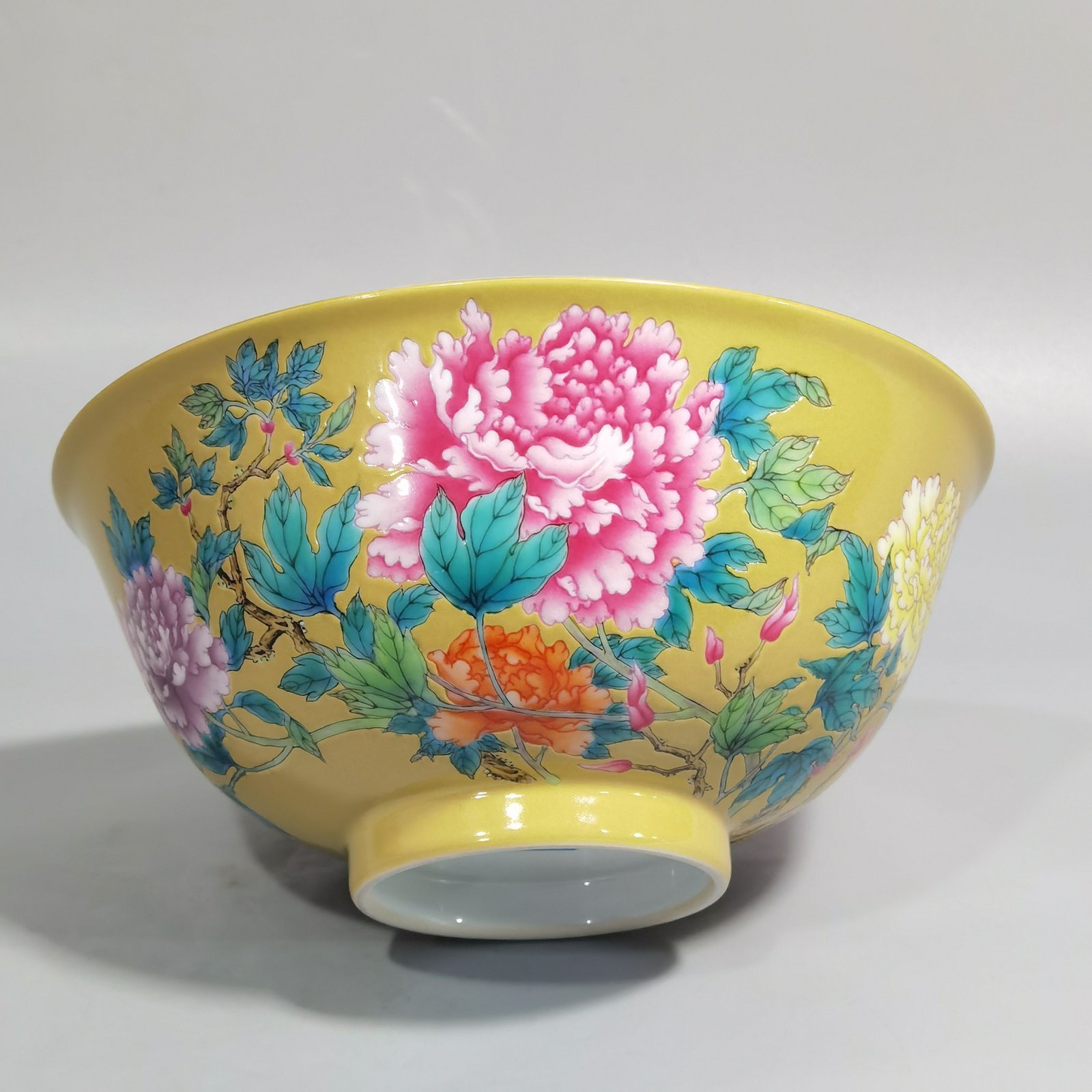 Qing Dynasty Yongzheng enamel beige glazed peony flower bowl
