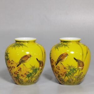 Qing Dynasty Yongzheng Enamel beige glazed bamboo bird picture small jar
