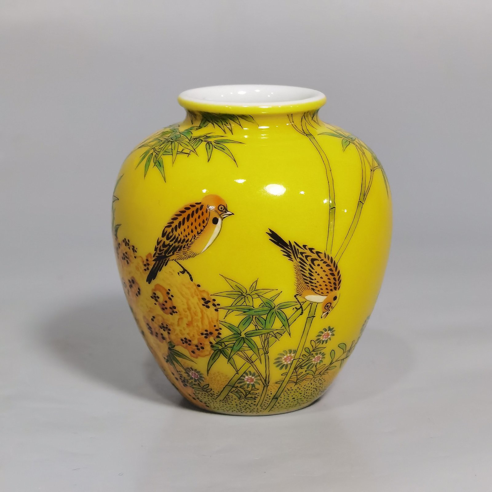 Qing Dynasty Yongzheng Enamel beige glazed bamboo bird picture small jar