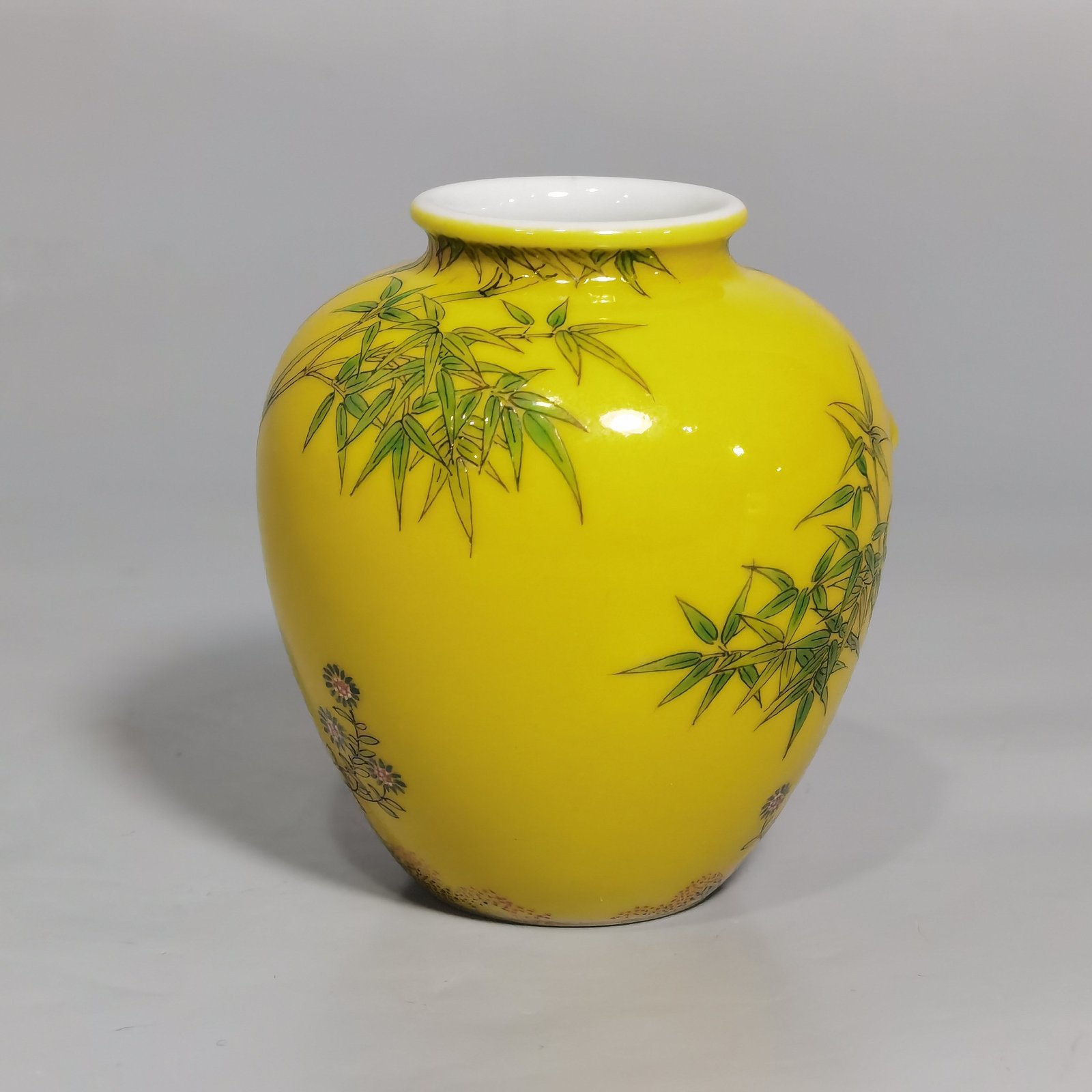 Qing Dynasty Yongzheng Enamel beige glazed bamboo bird picture small jar