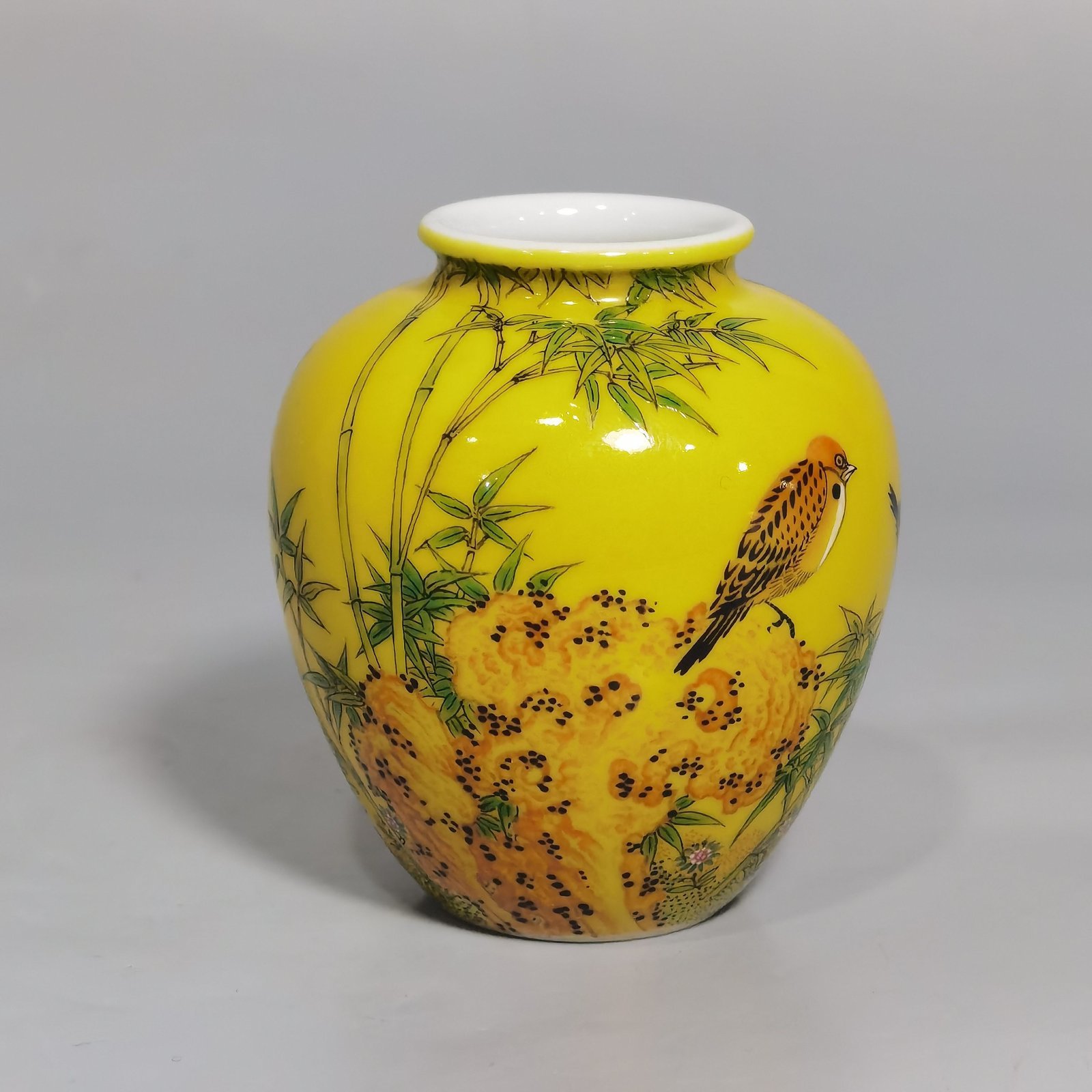 Qing Dynasty Yongzheng Enamel beige glazed bamboo bird picture small jar