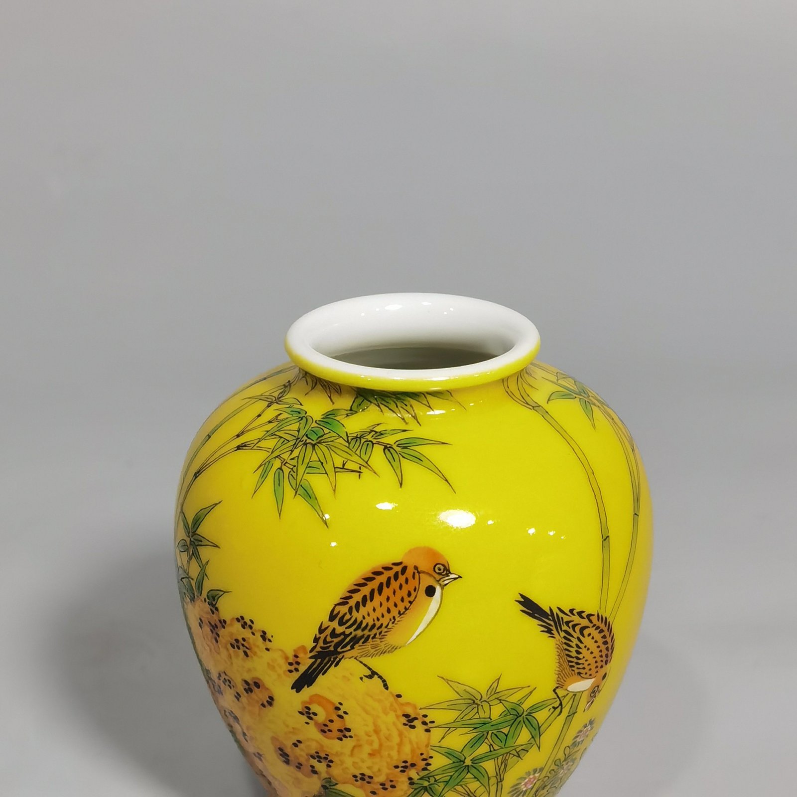 Qing Dynasty Yongzheng Enamel beige glazed bamboo bird picture small jar