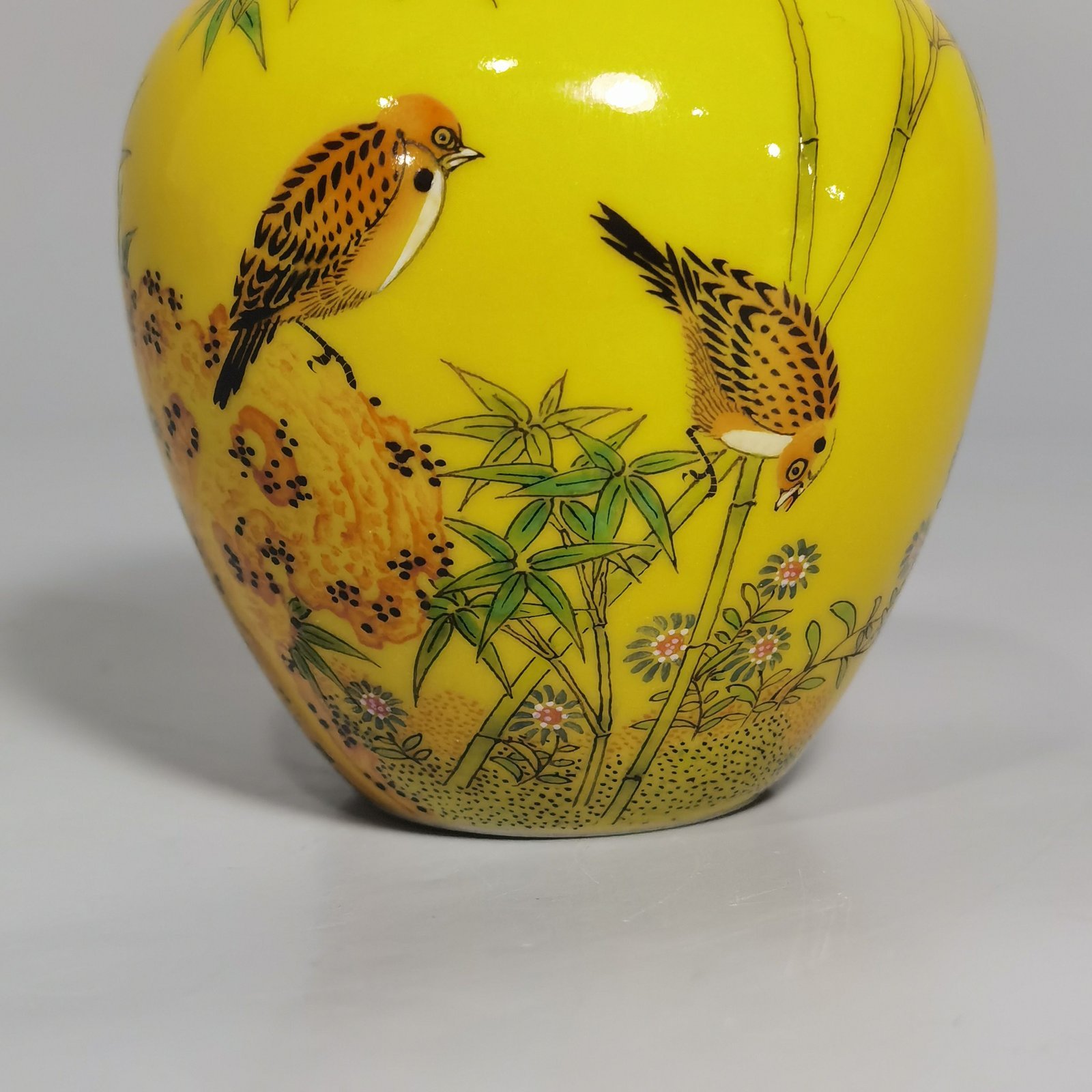 Qing Dynasty Yongzheng Enamel beige glazed bamboo bird picture small jar