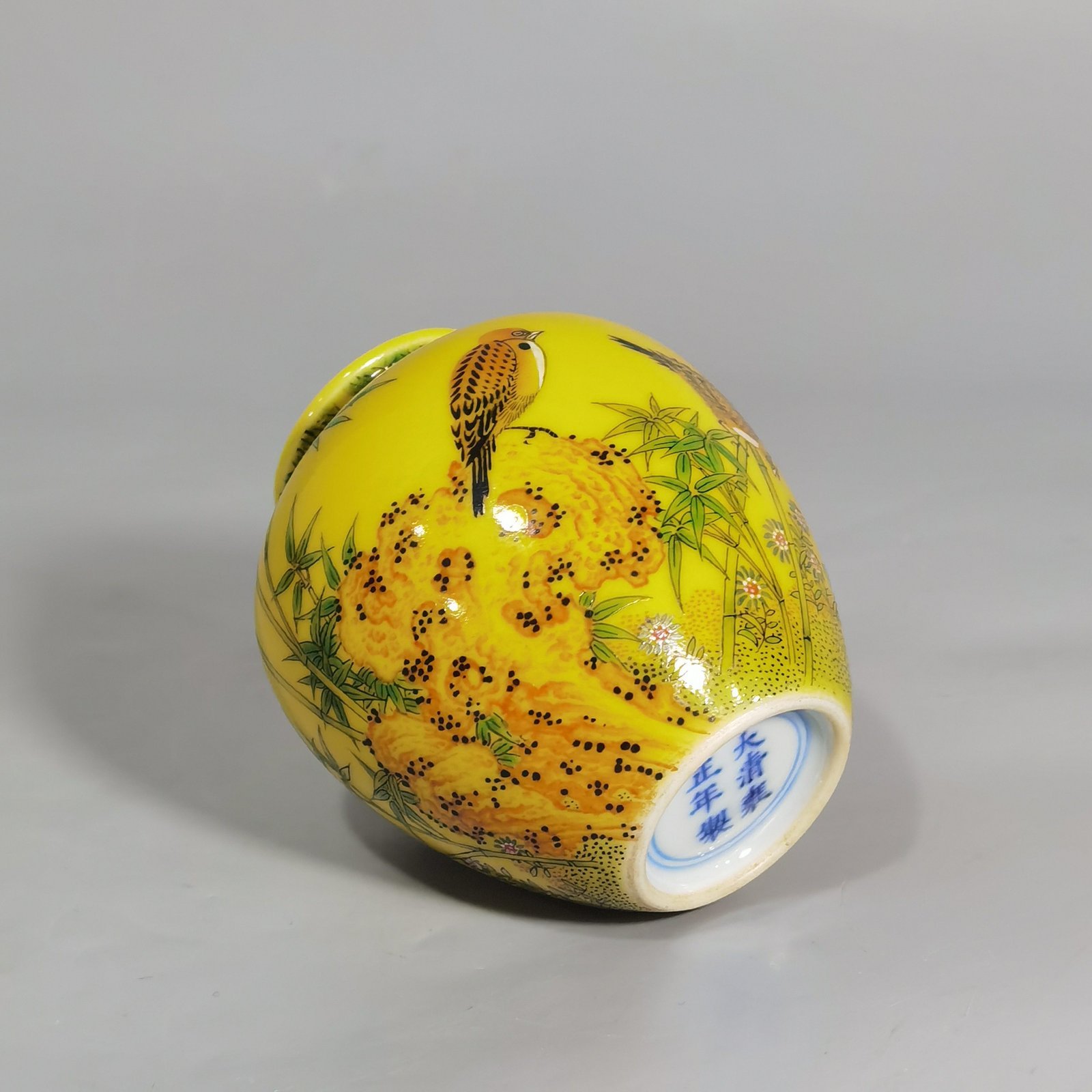 Qing Dynasty Yongzheng Enamel beige glazed bamboo bird picture small jar