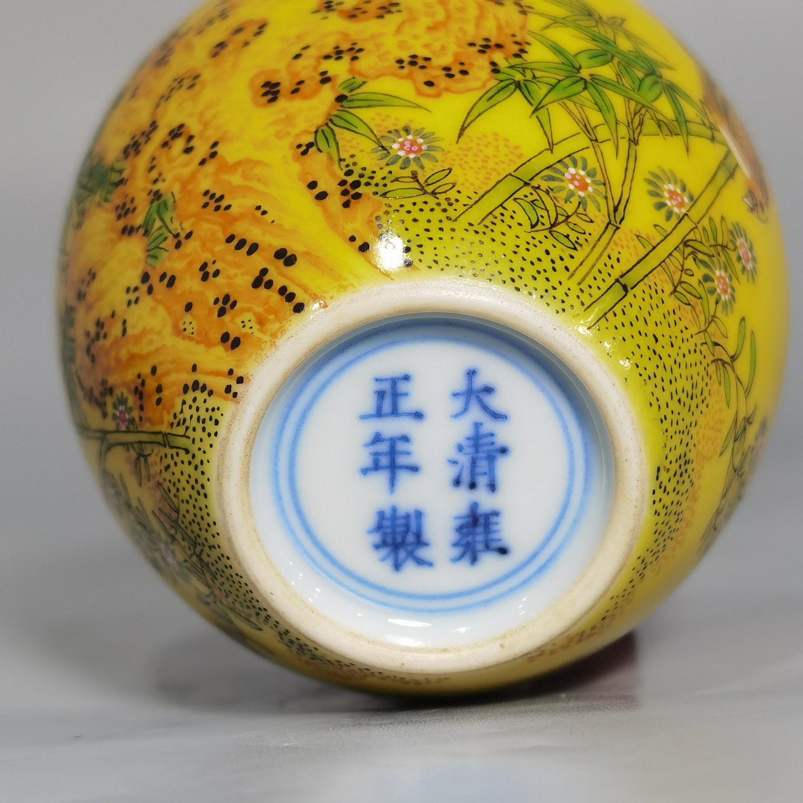 Qing Dynasty Yongzheng Enamel beige glazed bamboo bird picture small jar