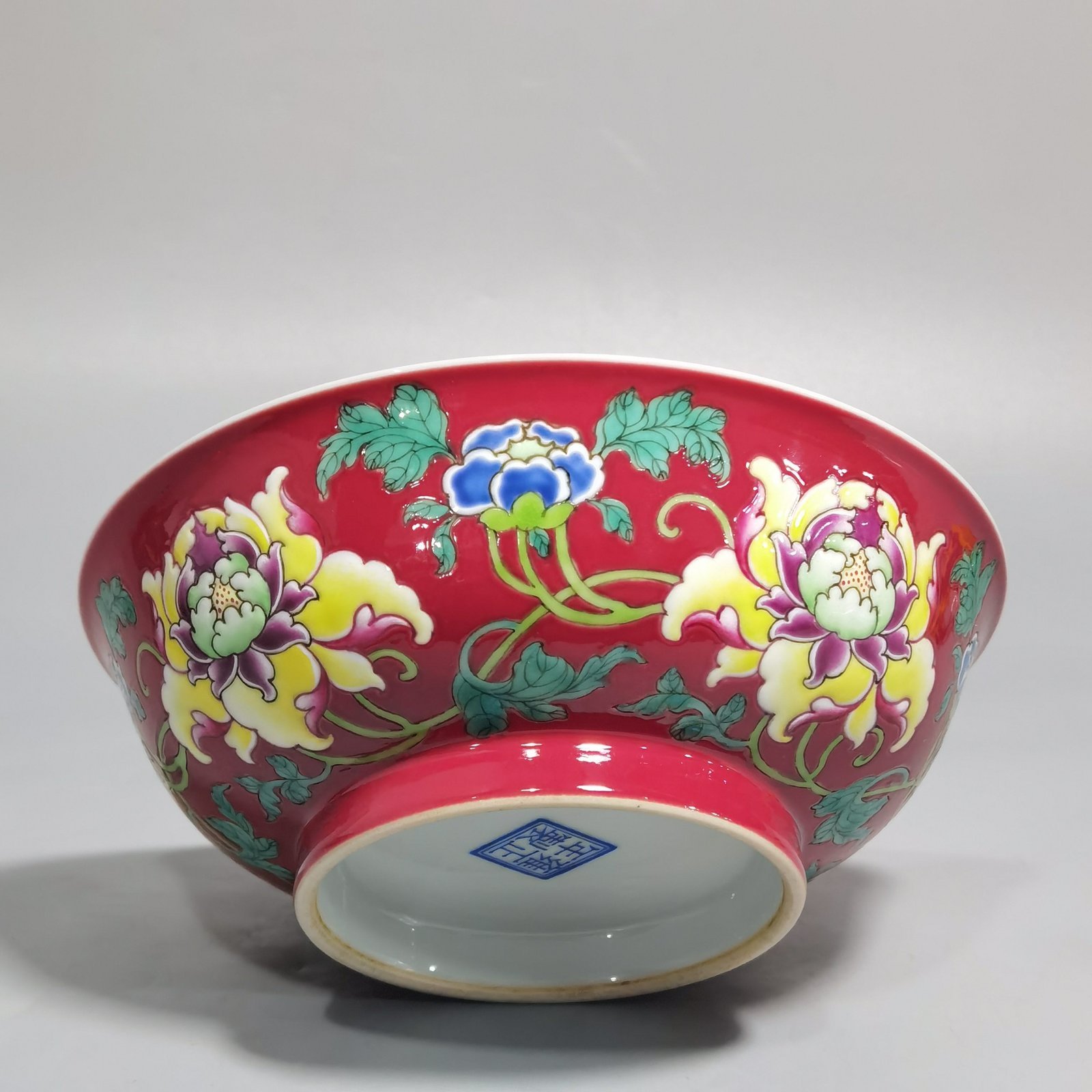 Qing Dynasty Yongzheng A pair of enamel and rouge red earthenware bowls