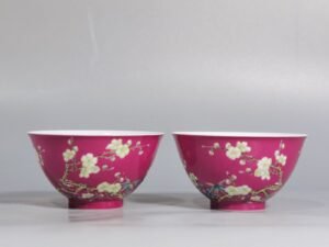 Qing Dynasty Yongzheng a pair of tea rounds with enamel color and rouge red ground