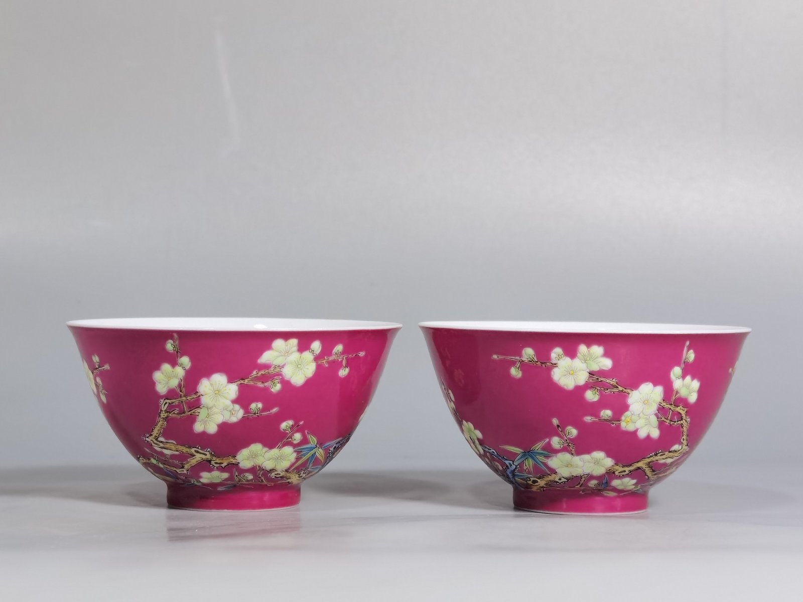 Qing Dynasty Yongzheng a pair of tea rounds with enamel color and rouge red ground