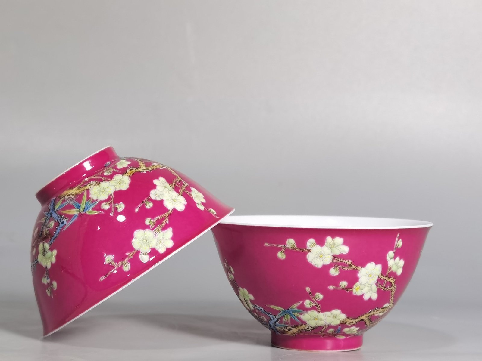 Qing Dynasty Yongzheng a pair of tea rounds with enamel color and rouge red ground