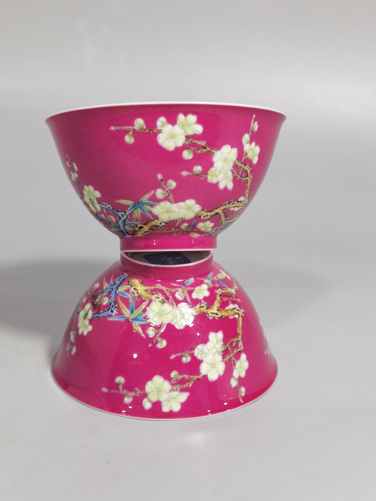 Qing Dynasty Yongzheng a pair of tea rounds with enamel color and rouge red ground