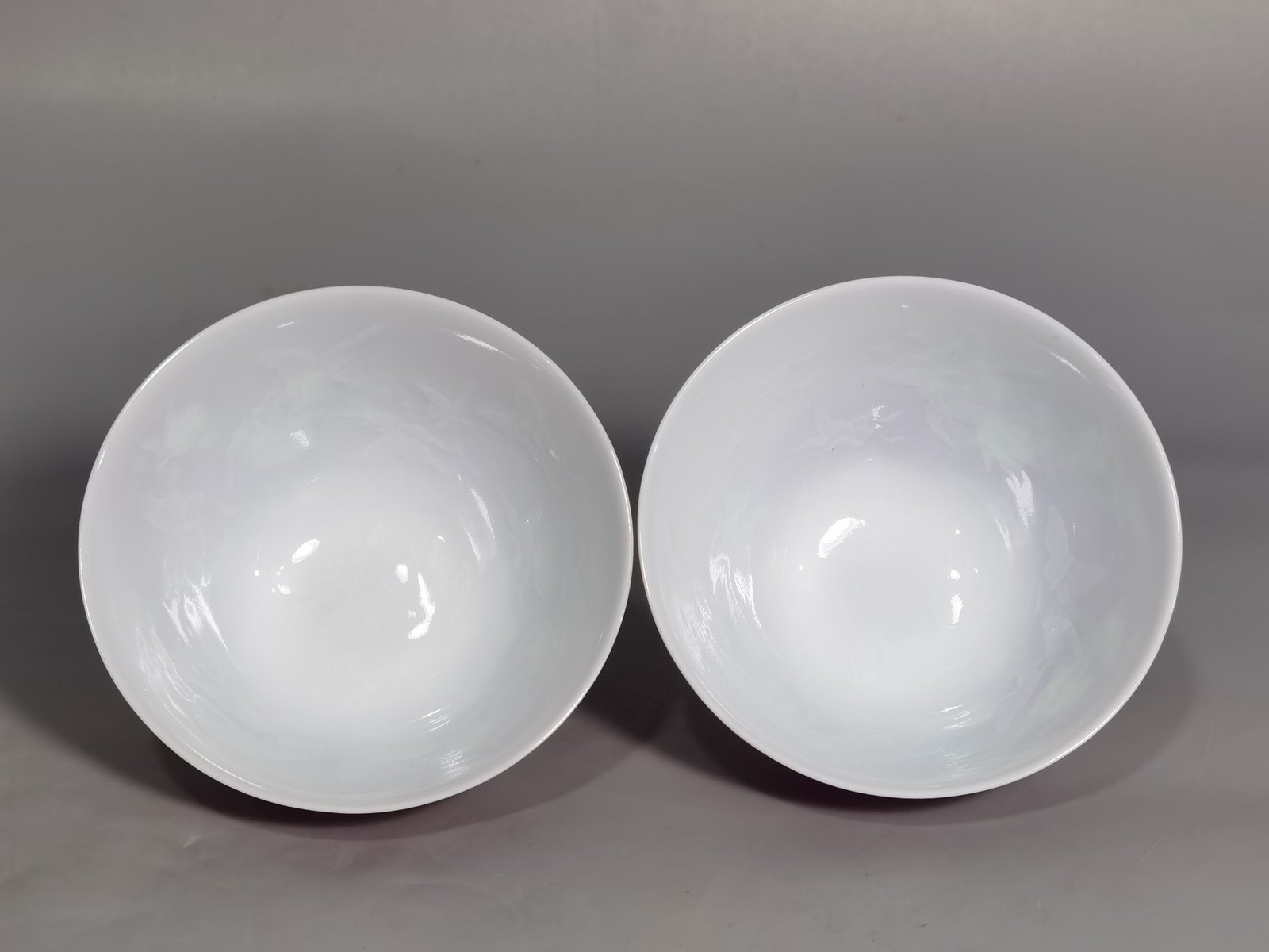 Qing Dynasty Yongzheng a pair of tea rounds with enamel color and rouge red ground