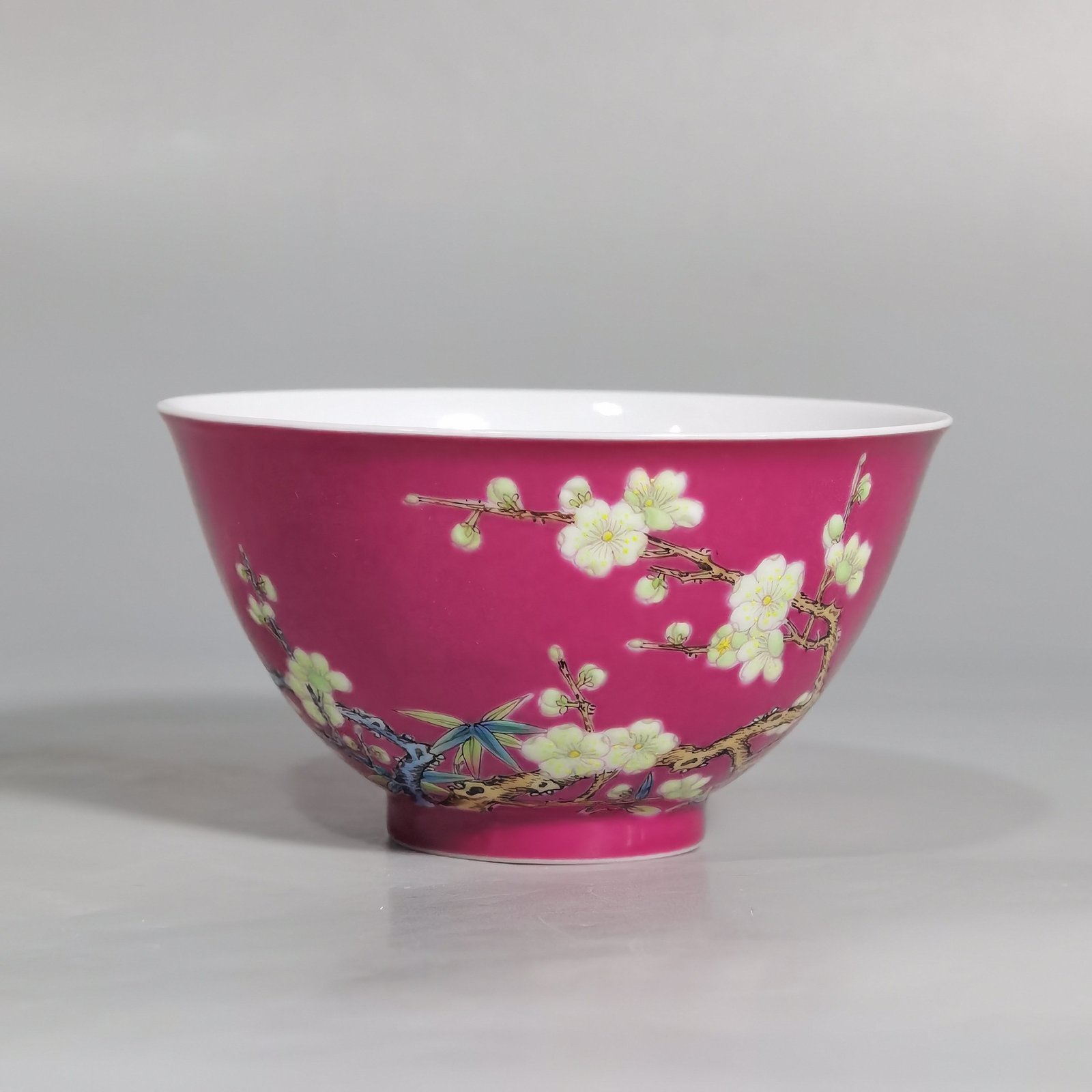 Qing Dynasty Yongzheng a pair of tea rounds with enamel color and rouge red ground