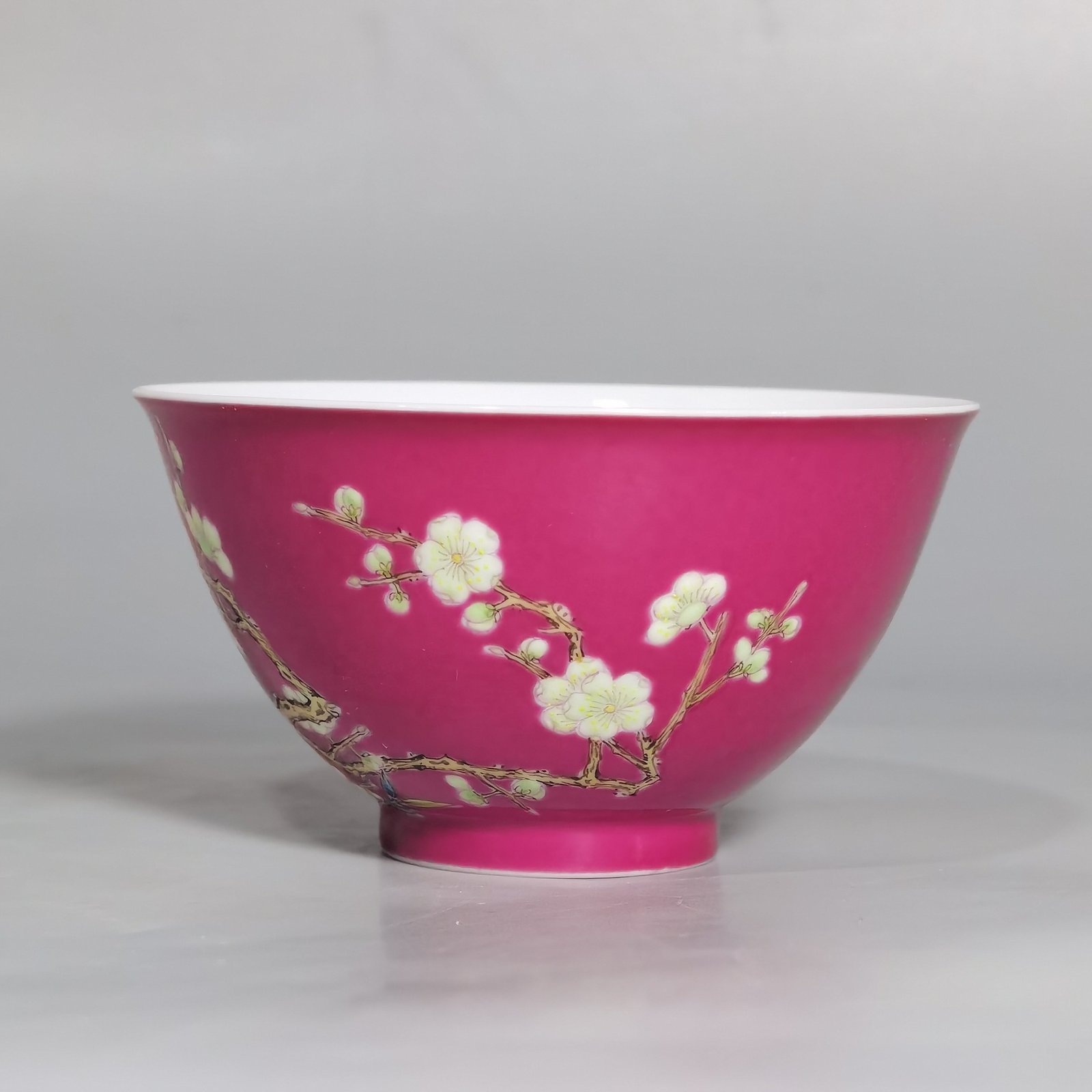 Qing Dynasty Yongzheng a pair of tea rounds with enamel color and rouge red ground