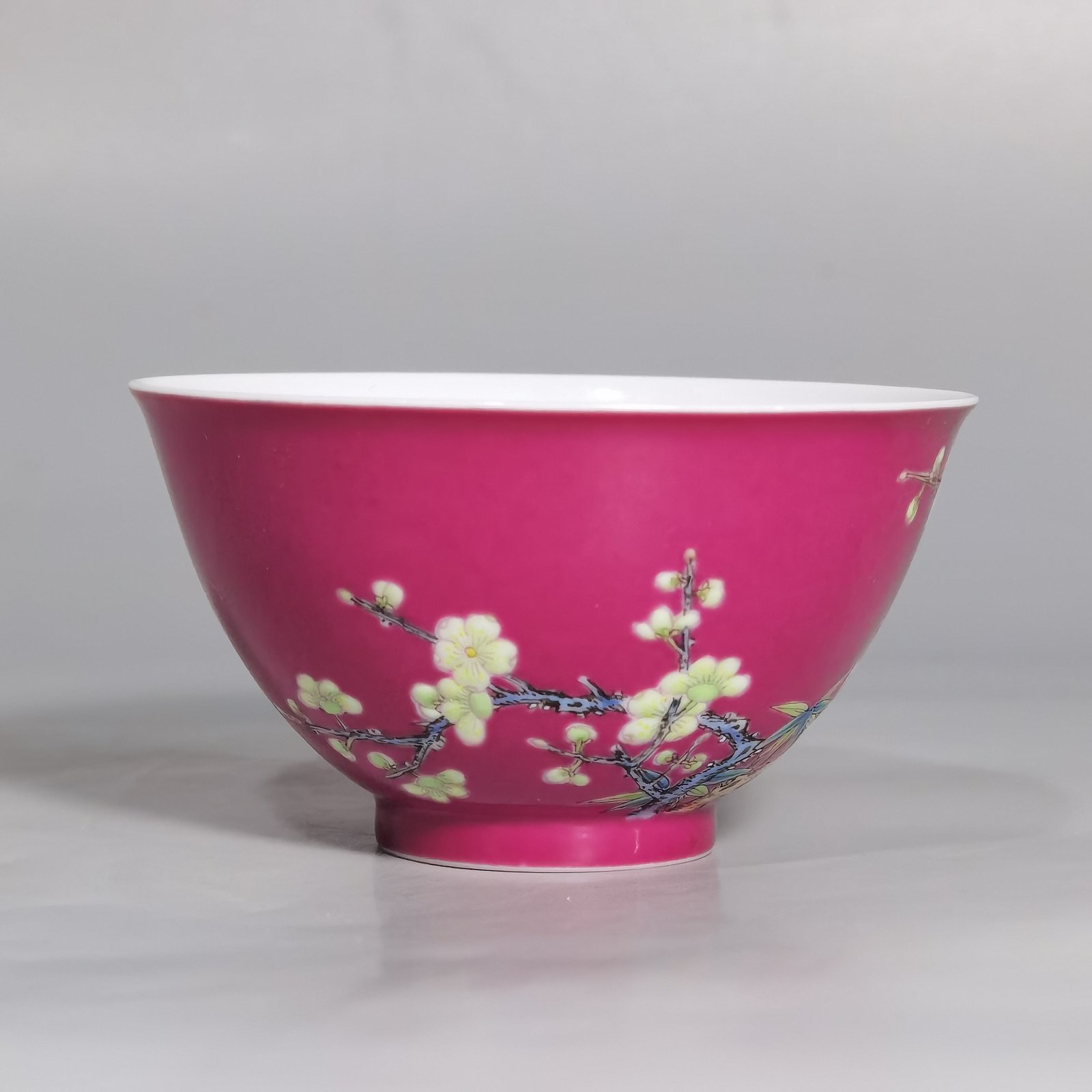 Qing Dynasty Yongzheng a pair of tea rounds with enamel color and rouge red ground