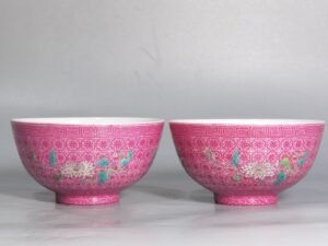 Qing Dynasty Yongzheng a pair of enamel and carmine icings with chrysanthemum tea circles