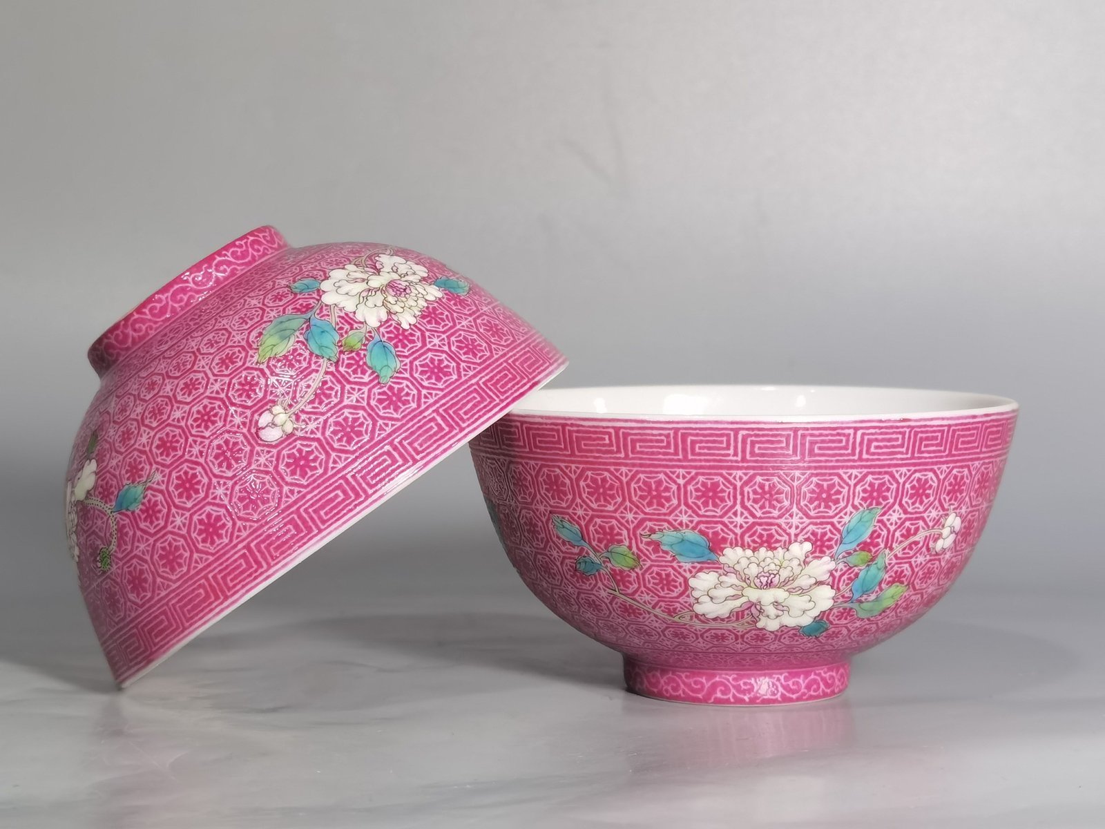 Qing Dynasty Yongzheng a pair of enamel and carmine icings with chrysanthemum tea circles