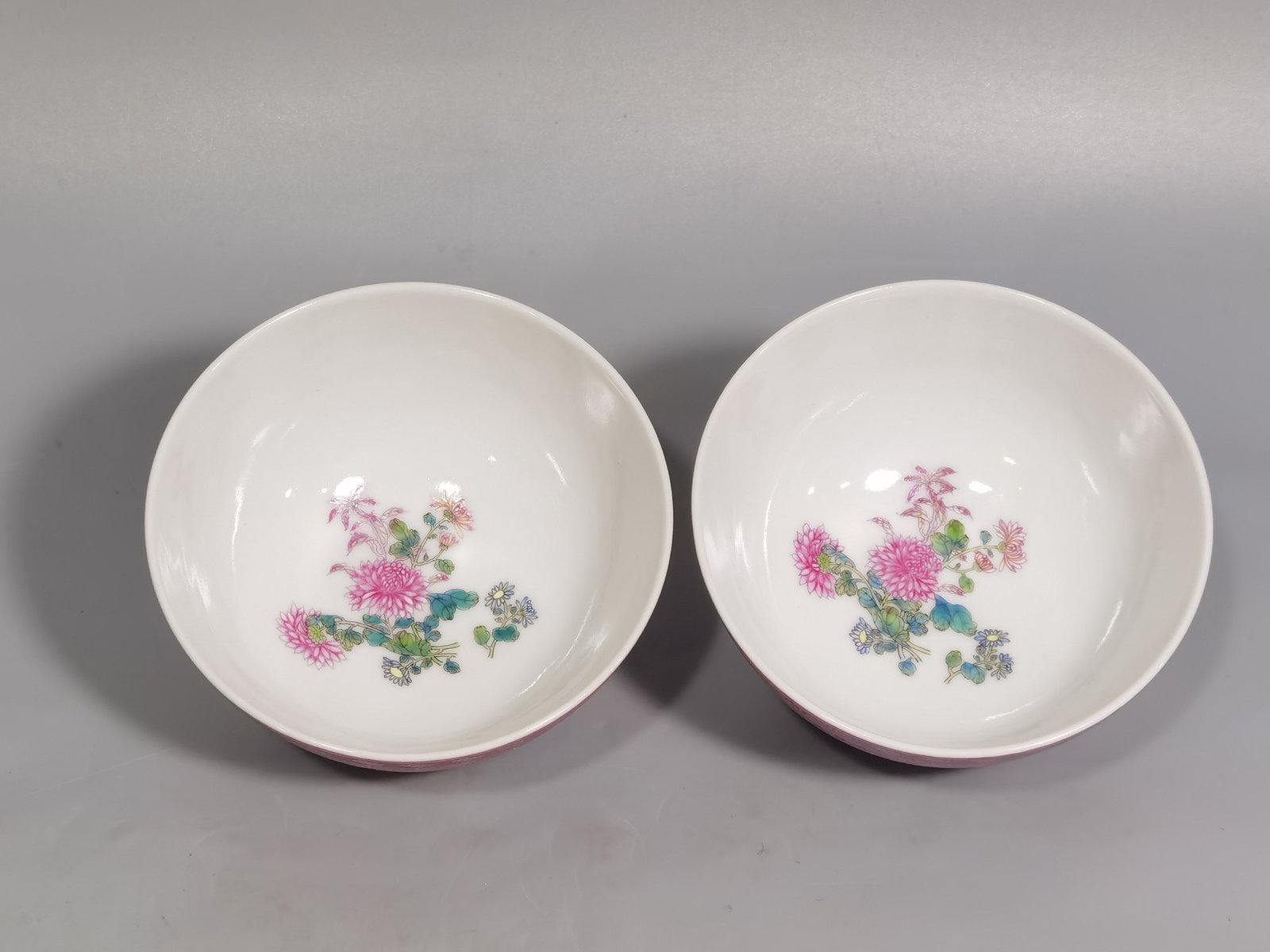 Qing Dynasty Yongzheng a pair of enamel and carmine icings with chrysanthemum tea circles