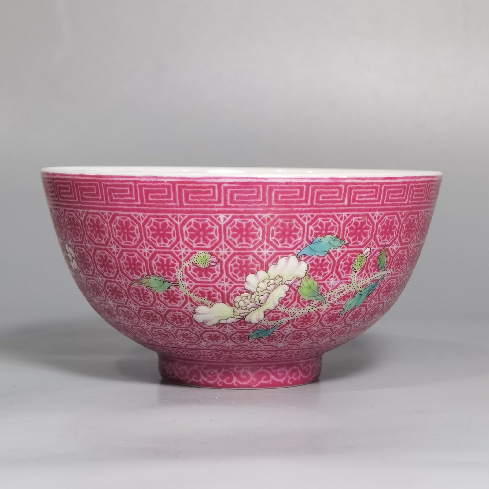 Qing Dynasty Yongzheng a pair of enamel and carmine icings with chrysanthemum tea circles