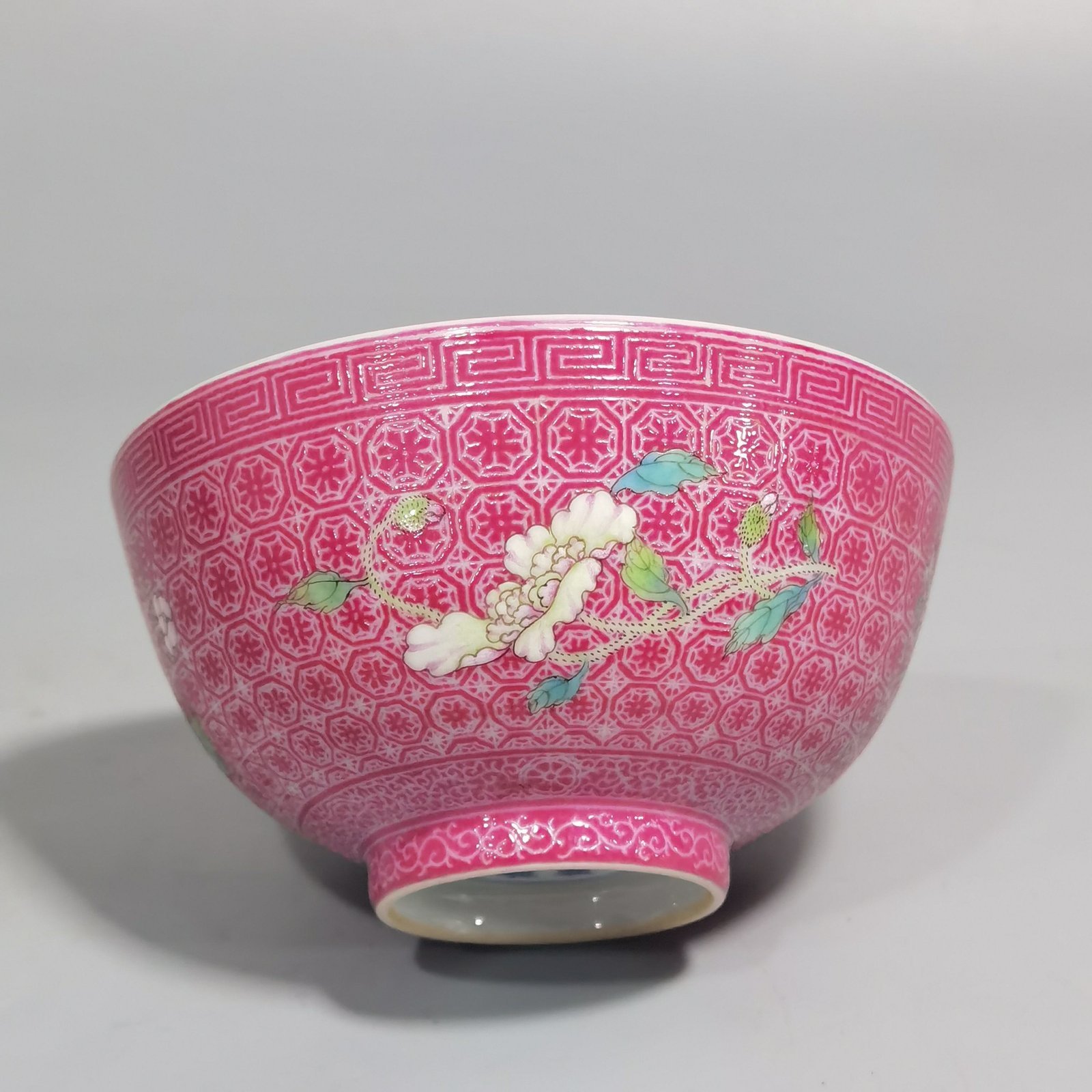 Qing Dynasty Yongzheng a pair of enamel and carmine icings with chrysanthemum tea circles
