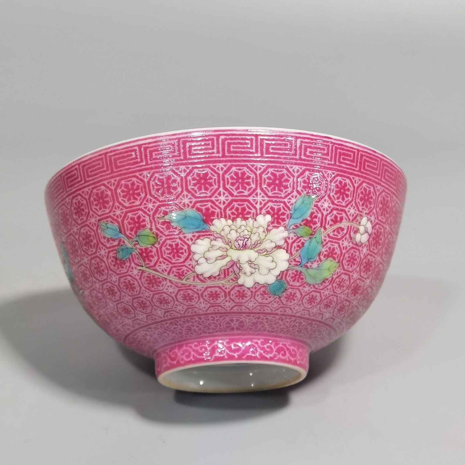 Qing Dynasty Yongzheng a pair of enamel and carmine icings with chrysanthemum tea circles