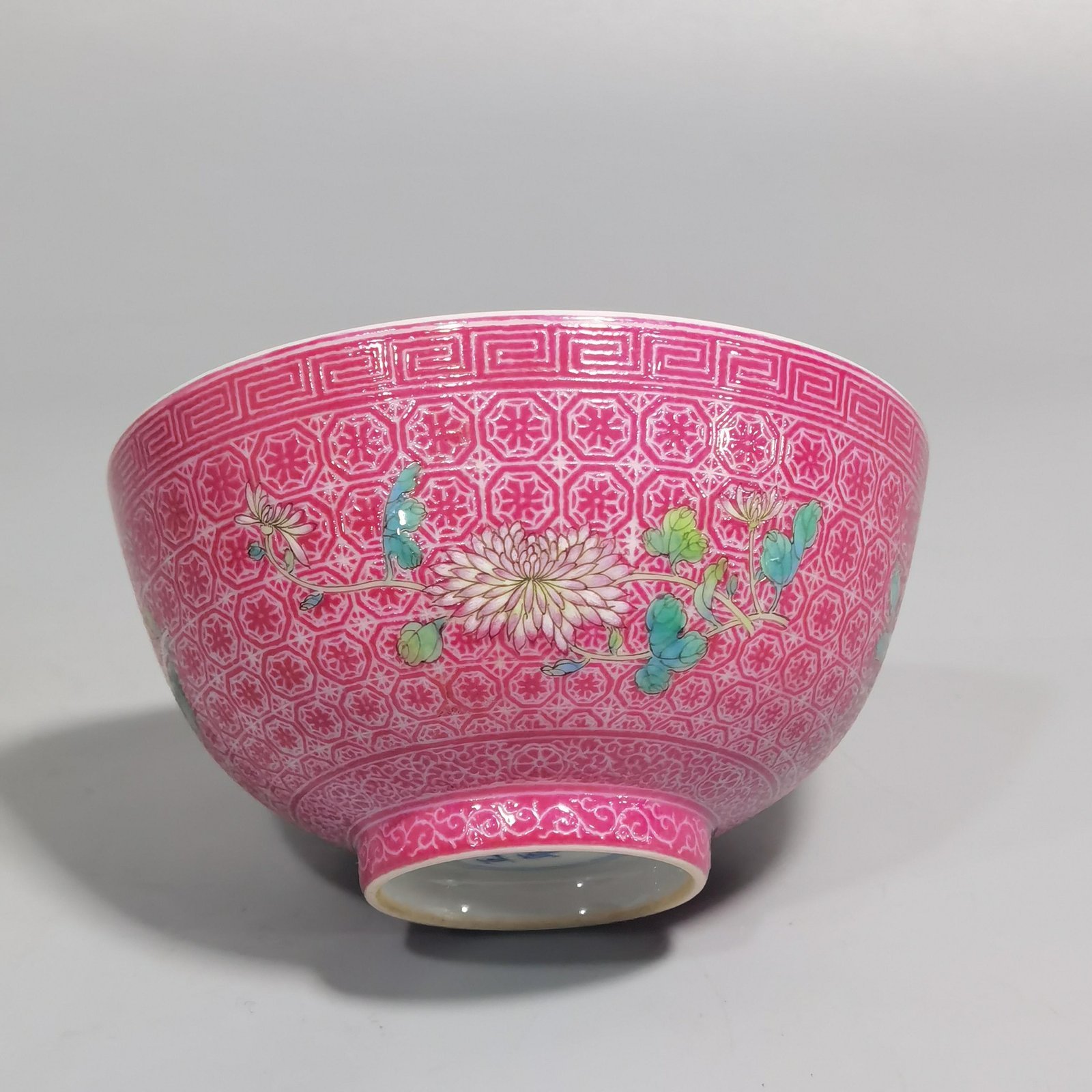 Qing Dynasty Yongzheng a pair of enamel and carmine icings with chrysanthemum tea circles