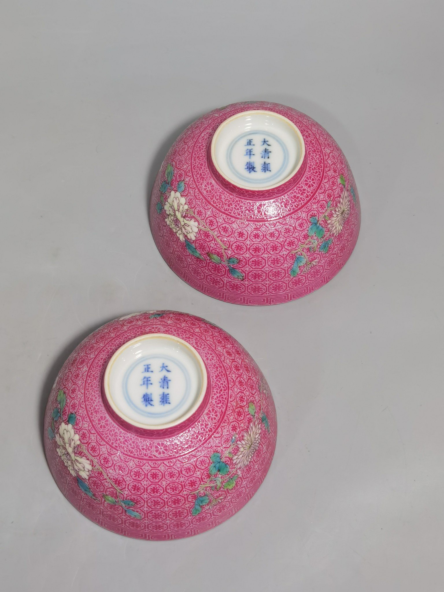 Qing Dynasty Yongzheng a pair of enamel and carmine icings with chrysanthemum tea circles