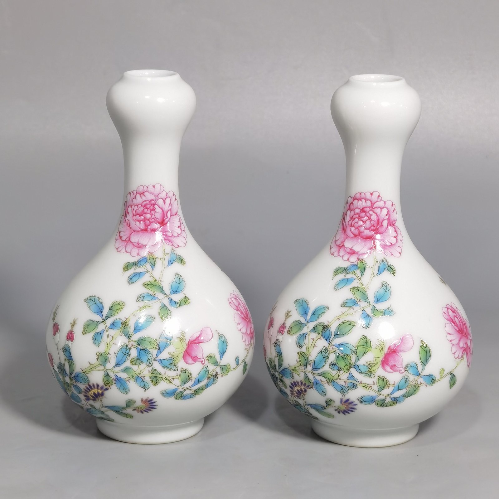 Qing Dynasty Yongzheng Enamel Butterfly Flower Garlic Vase